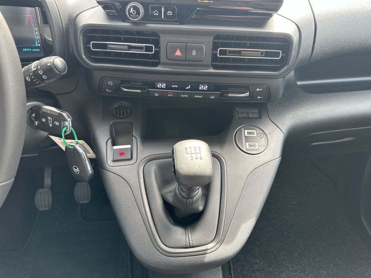 Fahrzeugabbildung Citroën Berlingo MPV Plus XL - mit KI generiert/bearbeitet