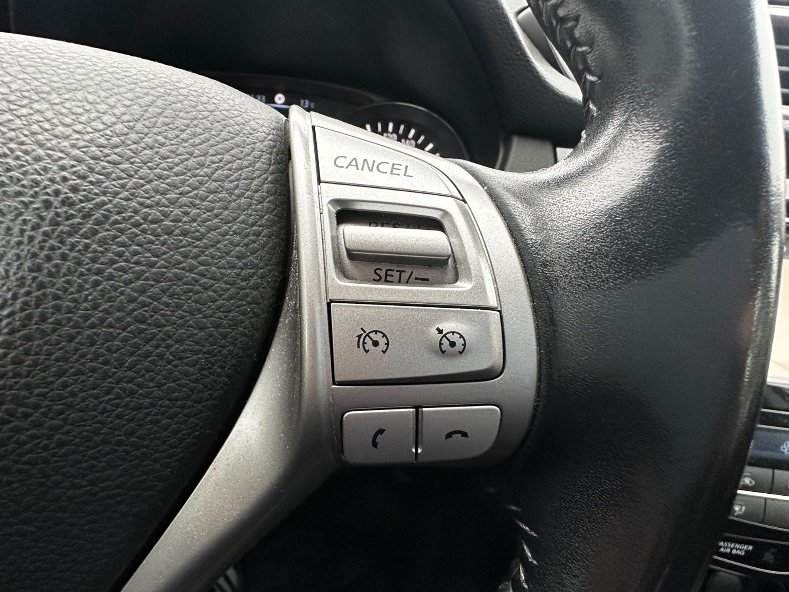 Fahrzeugabbildung Nissan Tekna+AHK,1.Hd.,Scheckh.gepfl.1a Zust.,Serv