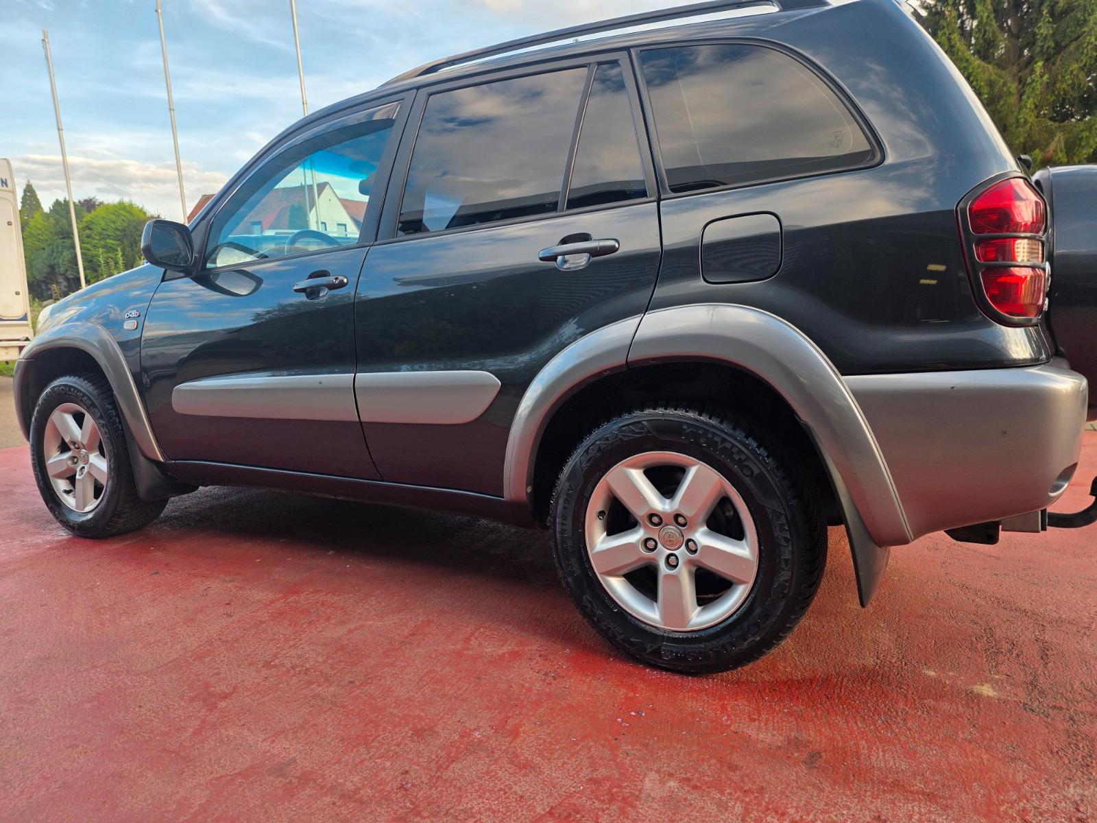 Toyota RAV4 2.0 D-4D 116 ch 4x4 Sol • Clim auto • Attelage • Radar de recul • Barres de toit