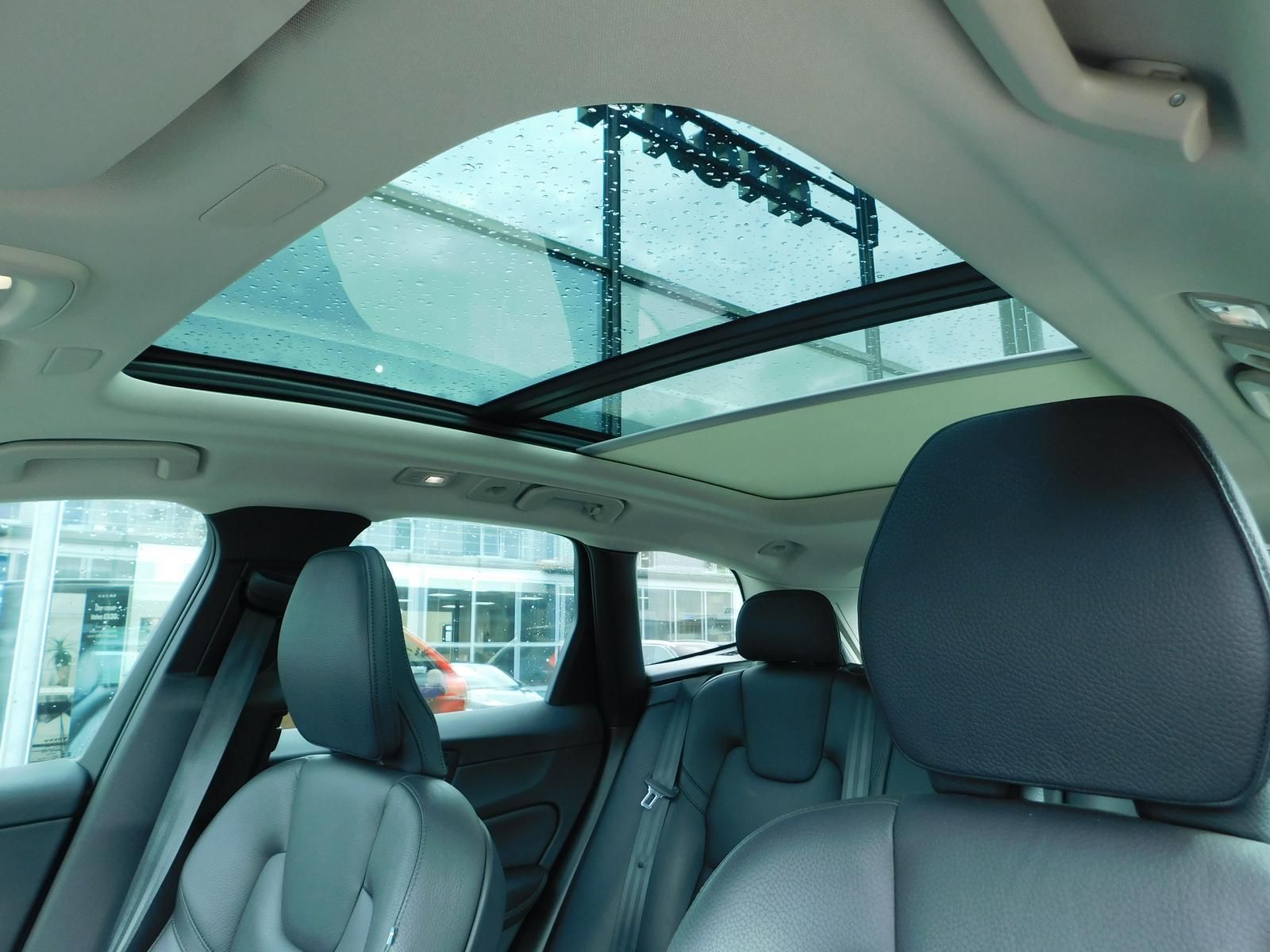 Fahrzeugabbildung Volvo XC60 B4 D Plus Dark