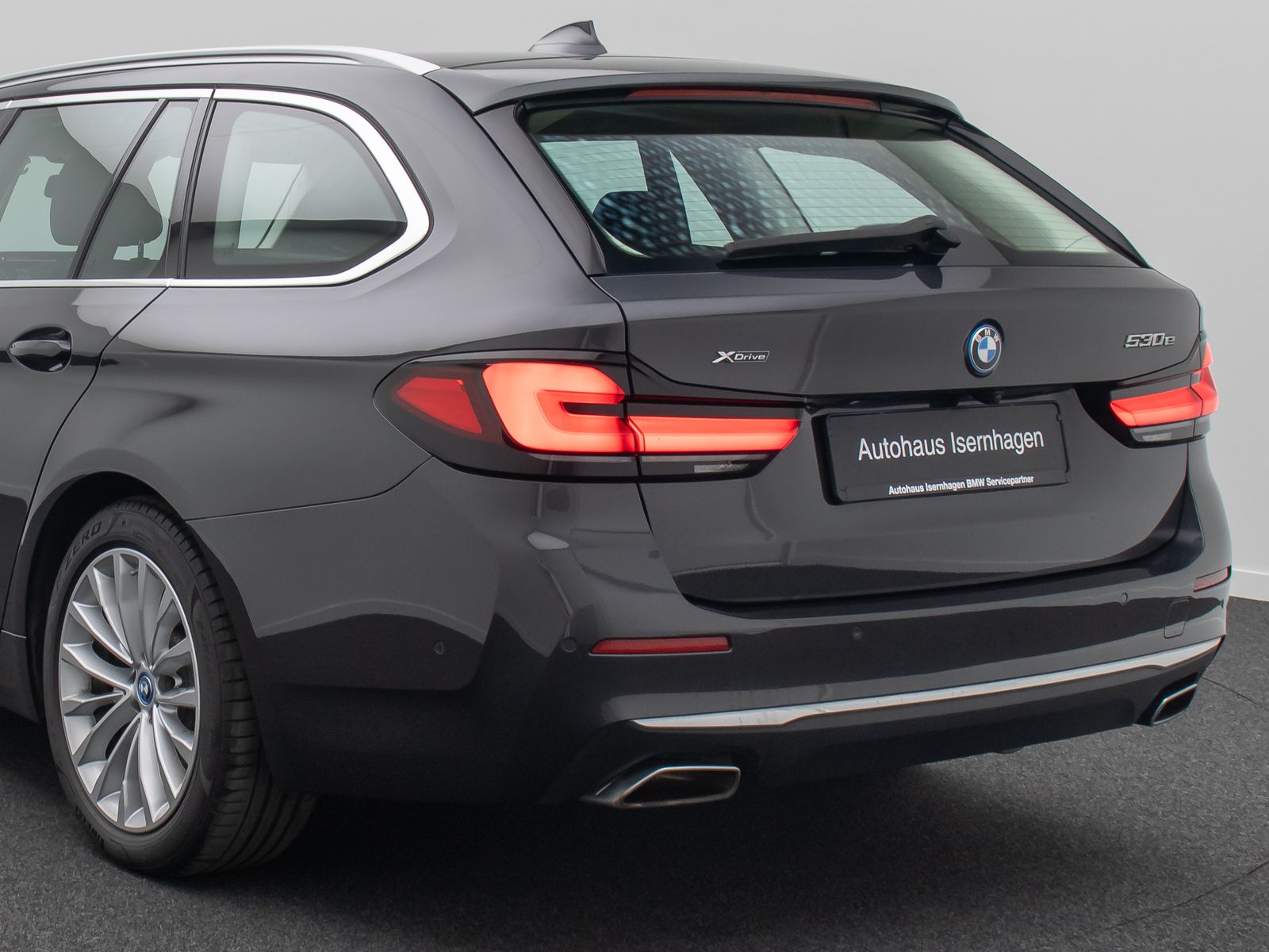 Fahrzeugabbildung BMW 530e xD LuxuryLine Panorama Laser Kamera HUD H/K