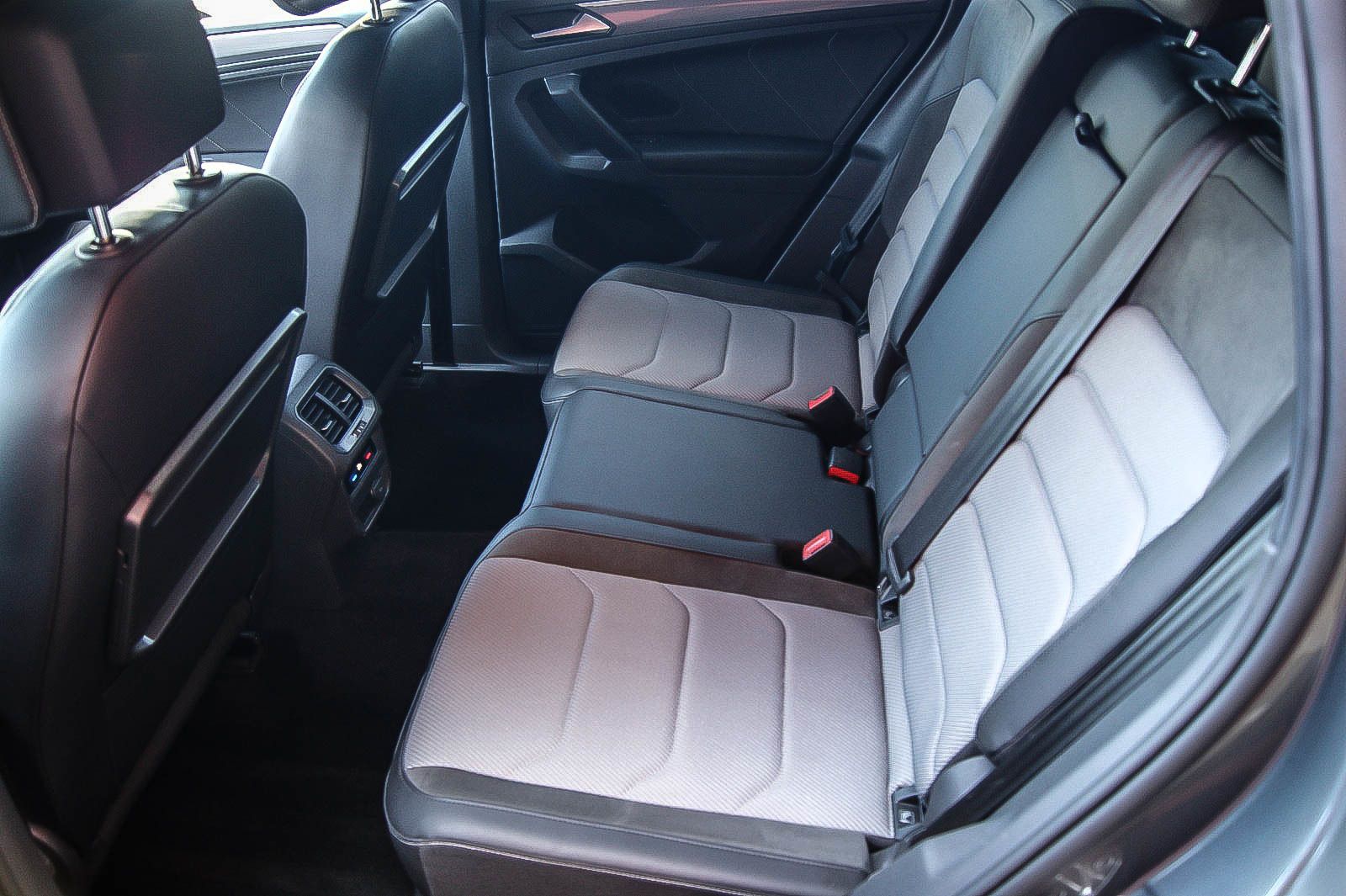 Fahrzeugabbildung Volkswagen Tiguan 20TDI 4Motion R-LINE BLACK STHZG LED ANHZ