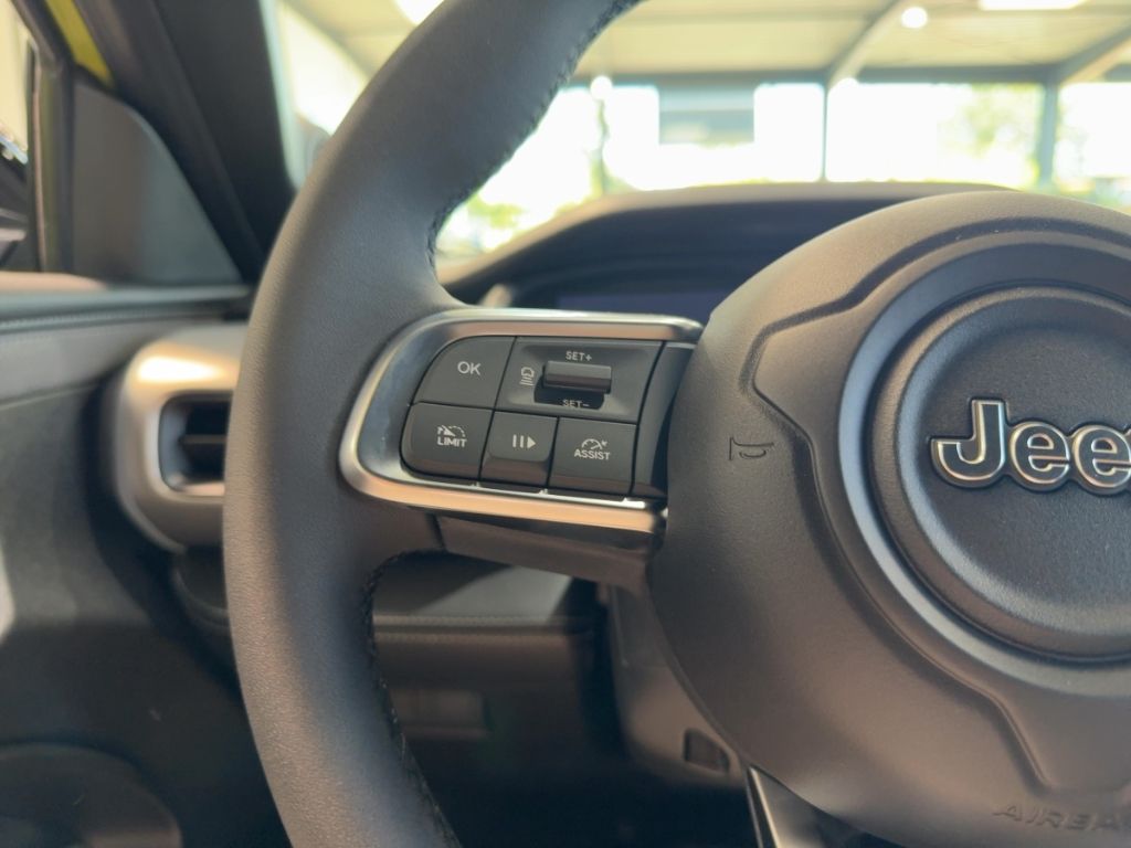 Fahrzeugabbildung Jeep Avenger Summit Electric WINTER MATRIX 360GRAD AC