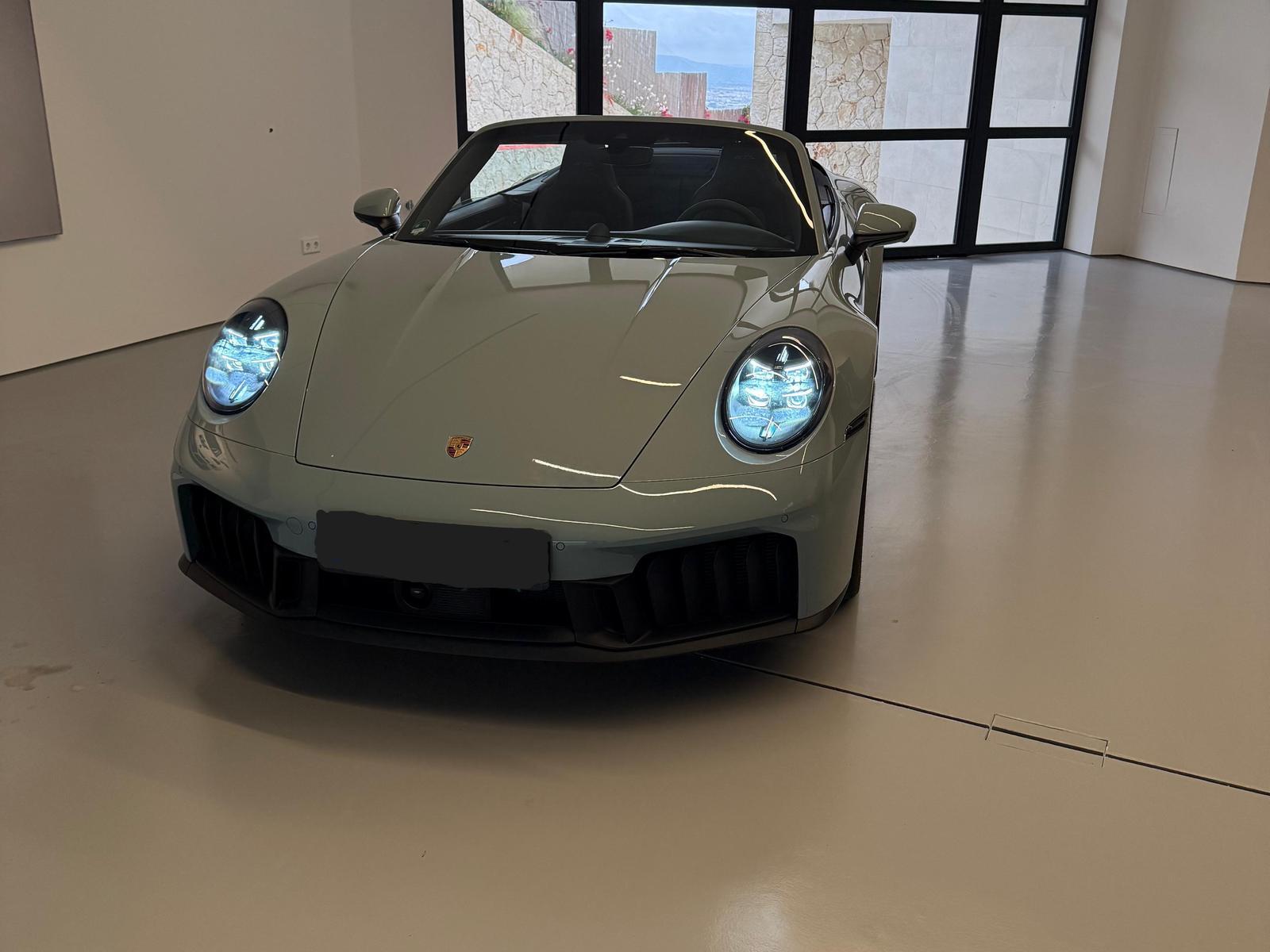 Porsche 911 Carrera GTS T-Hybrid Cabriolet