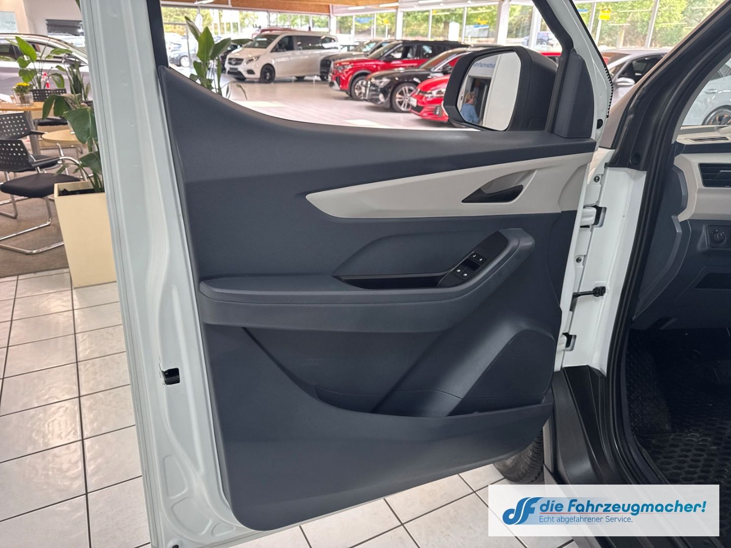 Fahrzeugabbildung Maxus eDeliver3 Kasten L1H1 Apple CarPlay Android Auto
