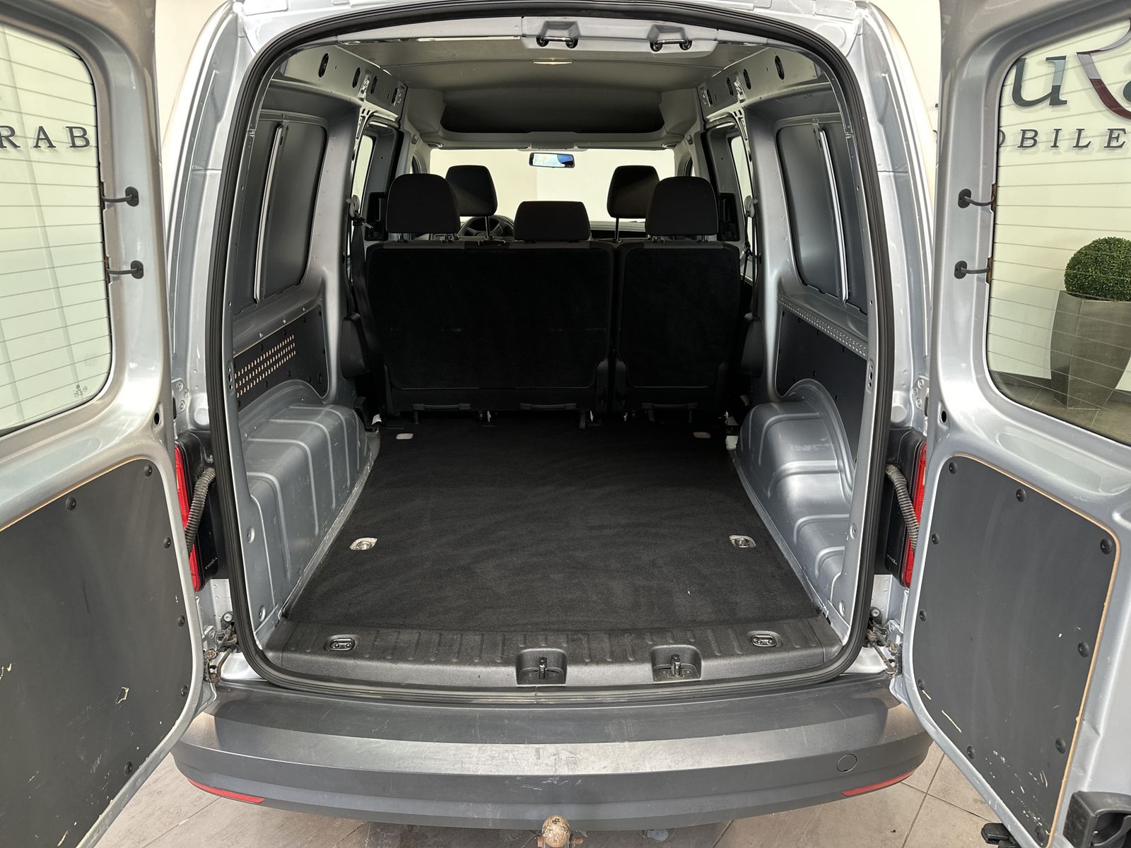 Fahrzeugabbildung Volkswagen Caddy 2.0 TDI Maxi 5-Sitzer NAV+AHK+BT+KLIMA+1HD