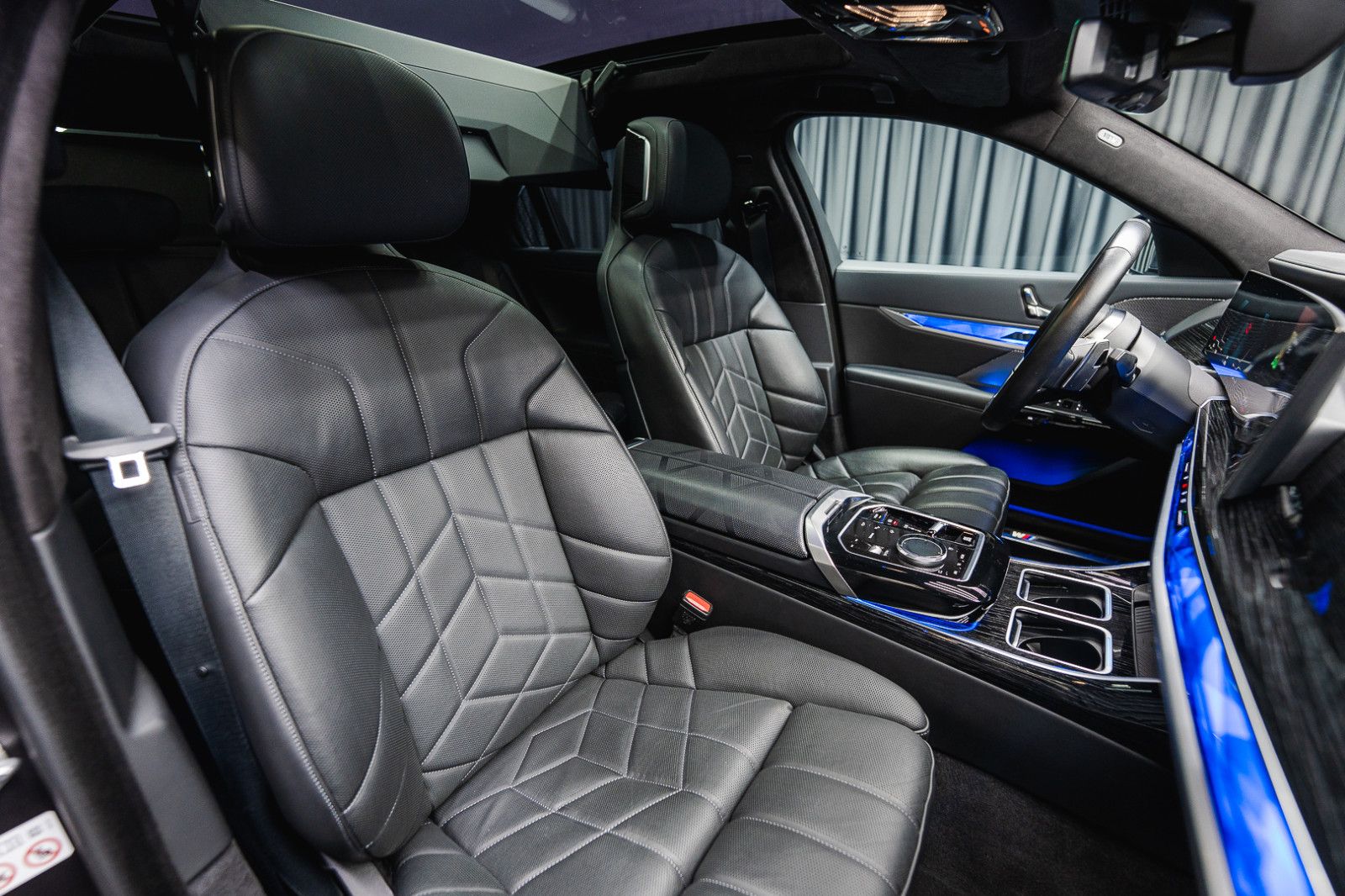 Fahrzeugabbildung BMW 740 d xDrive *M Sport Pro*Iconic Glow*Theater TV