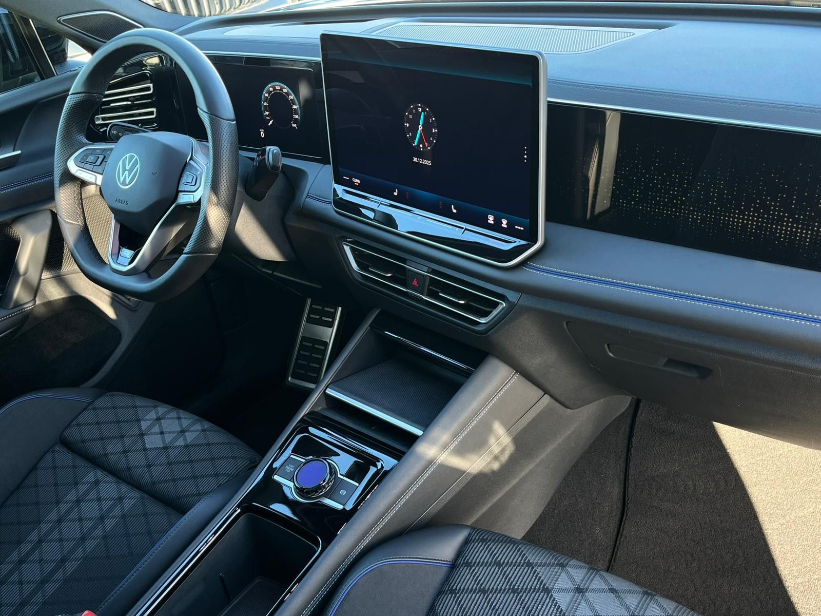 Fahrzeugabbildung Volkswagen Tiguan 2.0 TDI 4M R-Line PANO*H&K*AHK*MATRIX*20"