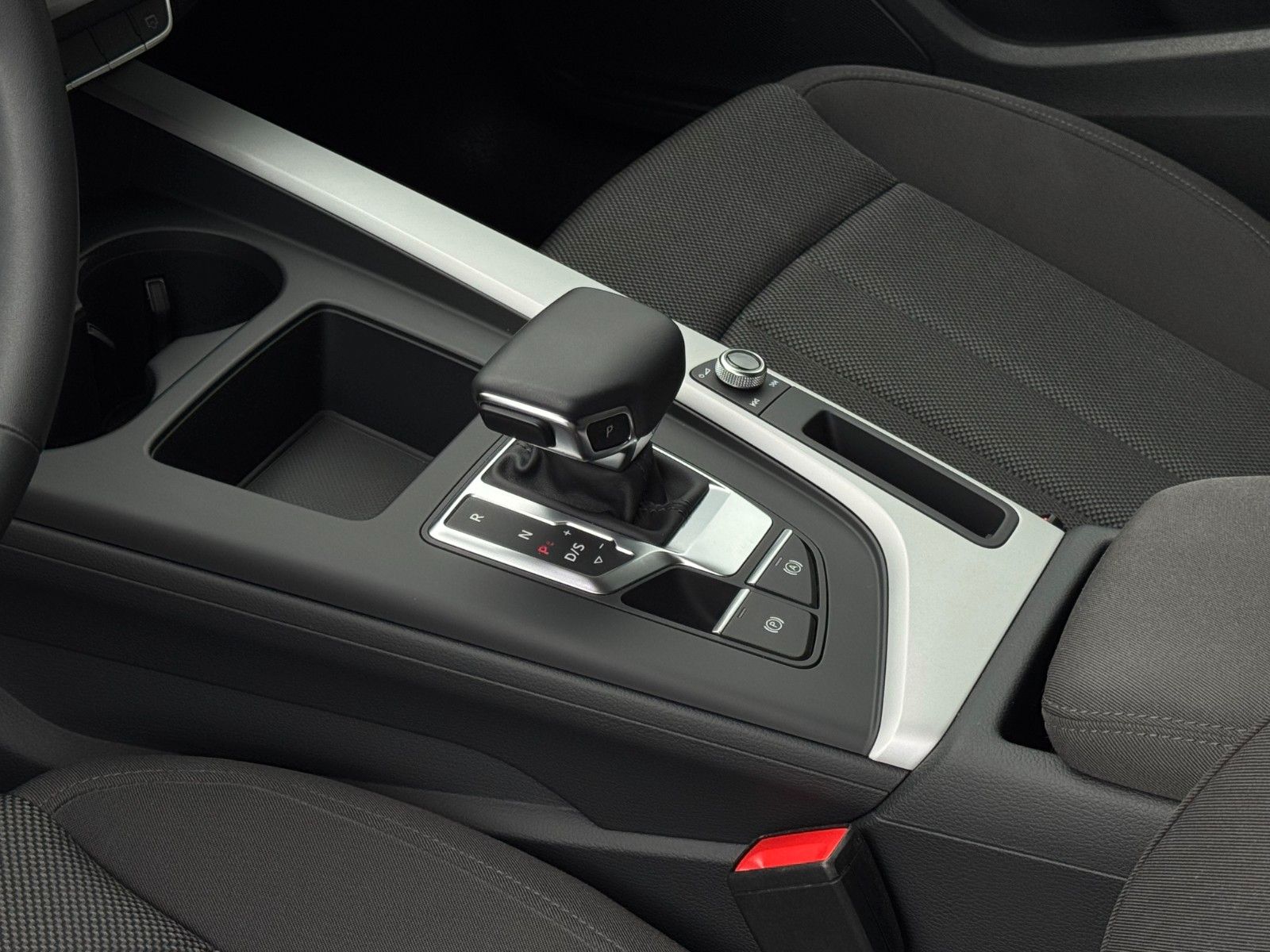 Fahrzeugabbildung Audi A4 Avant 40 TFSI S tronic Kamera Massage AHK SHZ