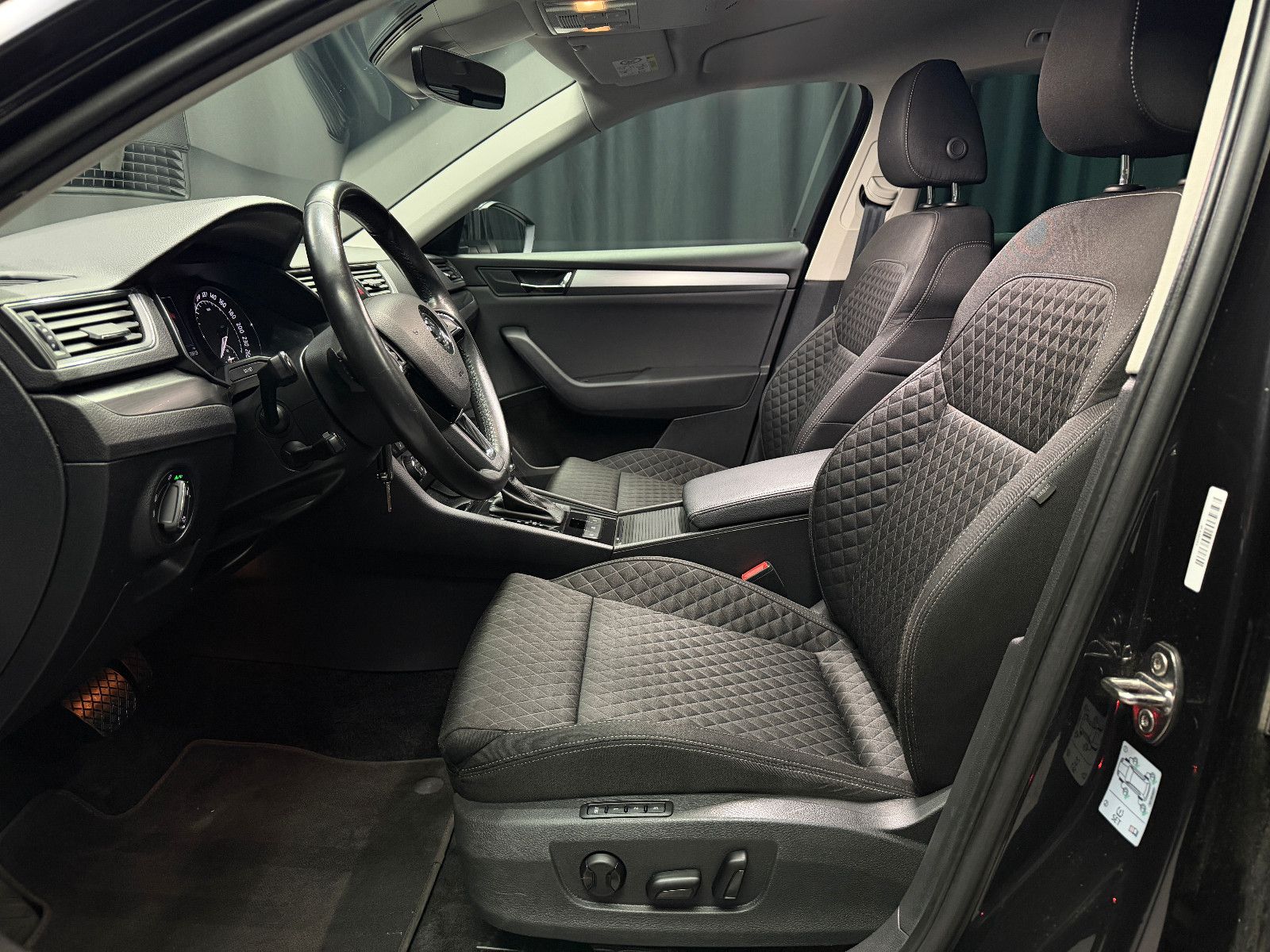 Fahrzeugabbildung SKODA Superb Combi Style |DSG|NAVI|MEMORY|ACC