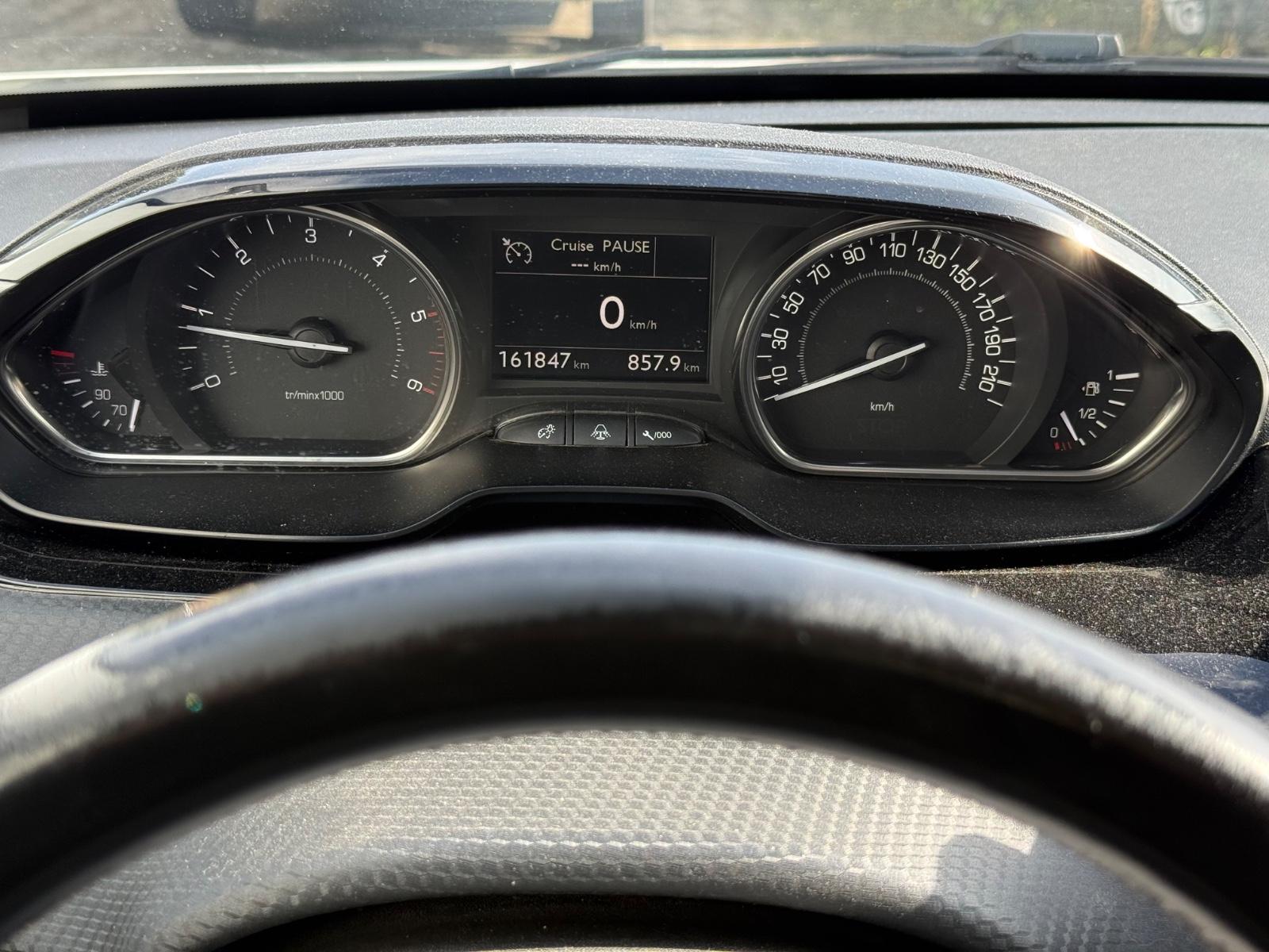 Peugeot 2008 2015 — photo 11