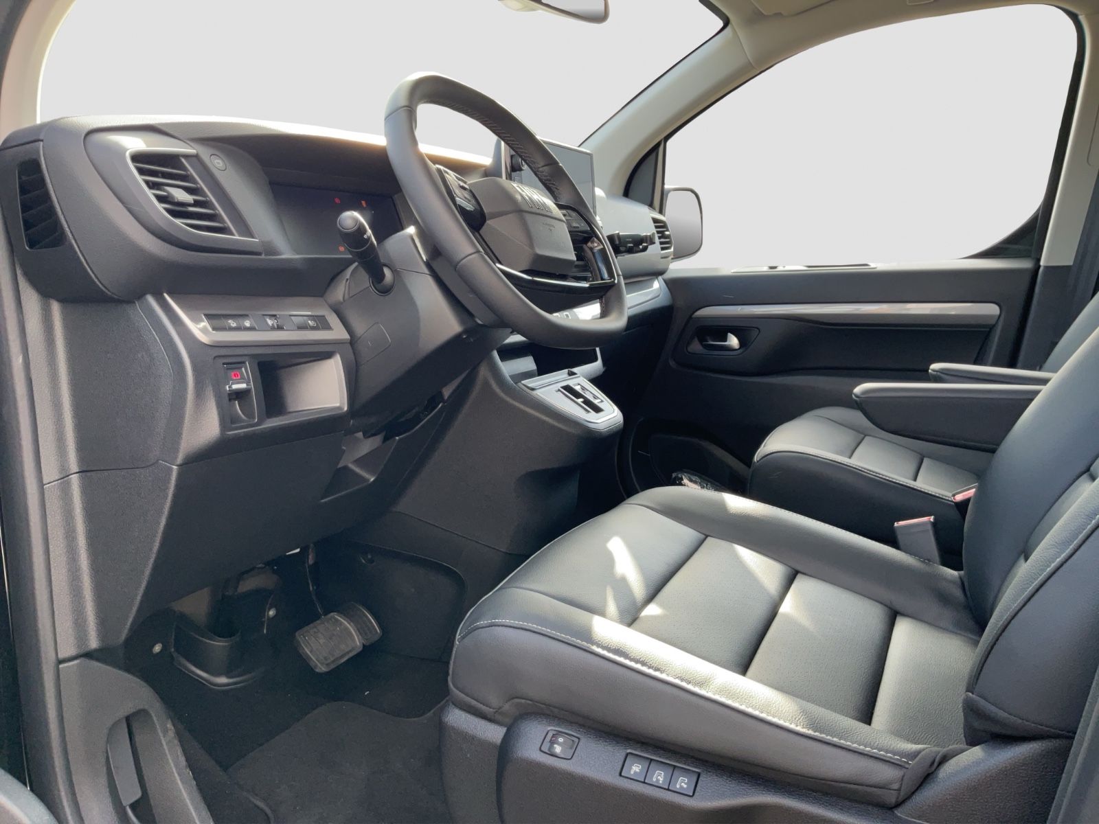 Fahrzeugabbildung Peugeot Ulysse L2 2.0  180 PS AT8 LEDER  **TOP**