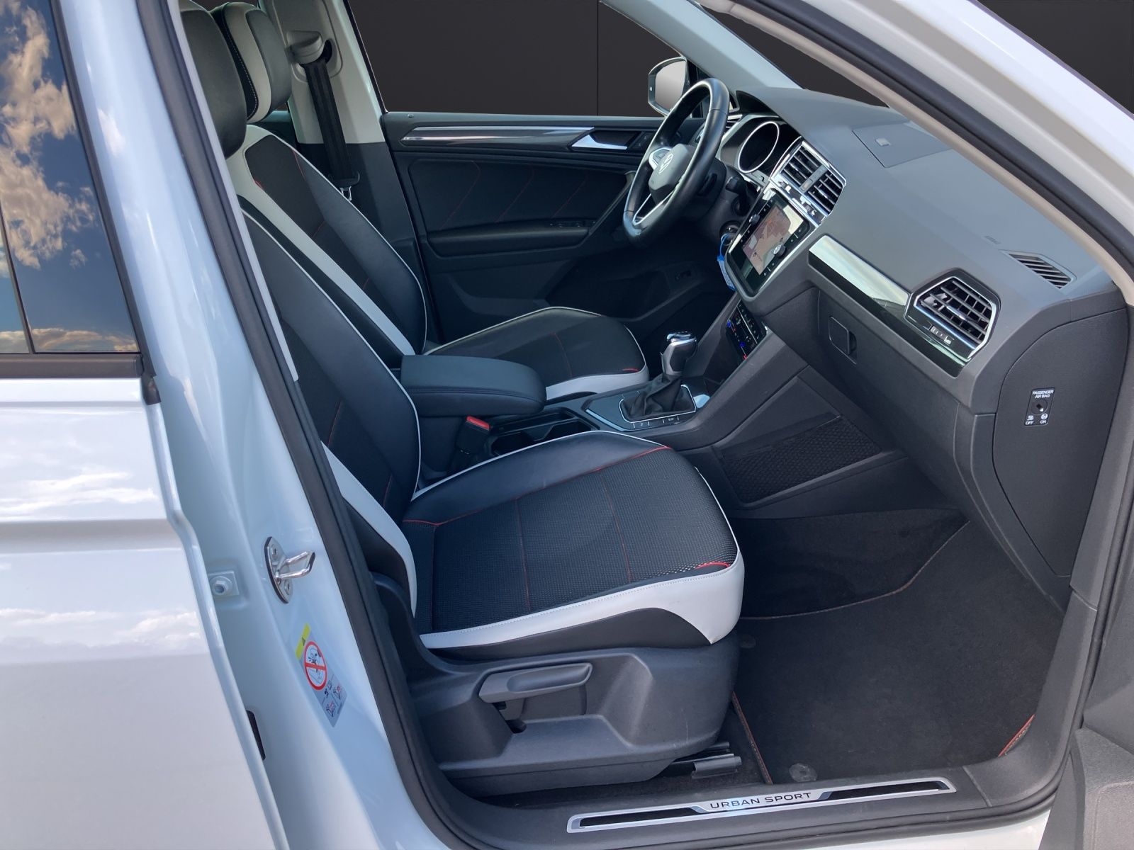 Fahrzeugabbildung Volkswagen Tiguan Life Sport TDI DSG LED ACC AHK SH Ambient