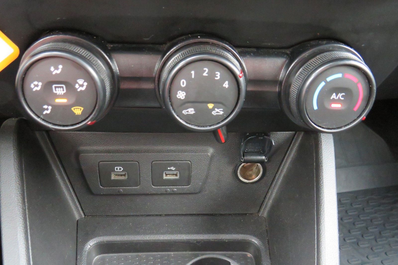 Fahrzeugabbildung Dacia Duster II Expression DIESEL NAVI ALU LED 1.HAND