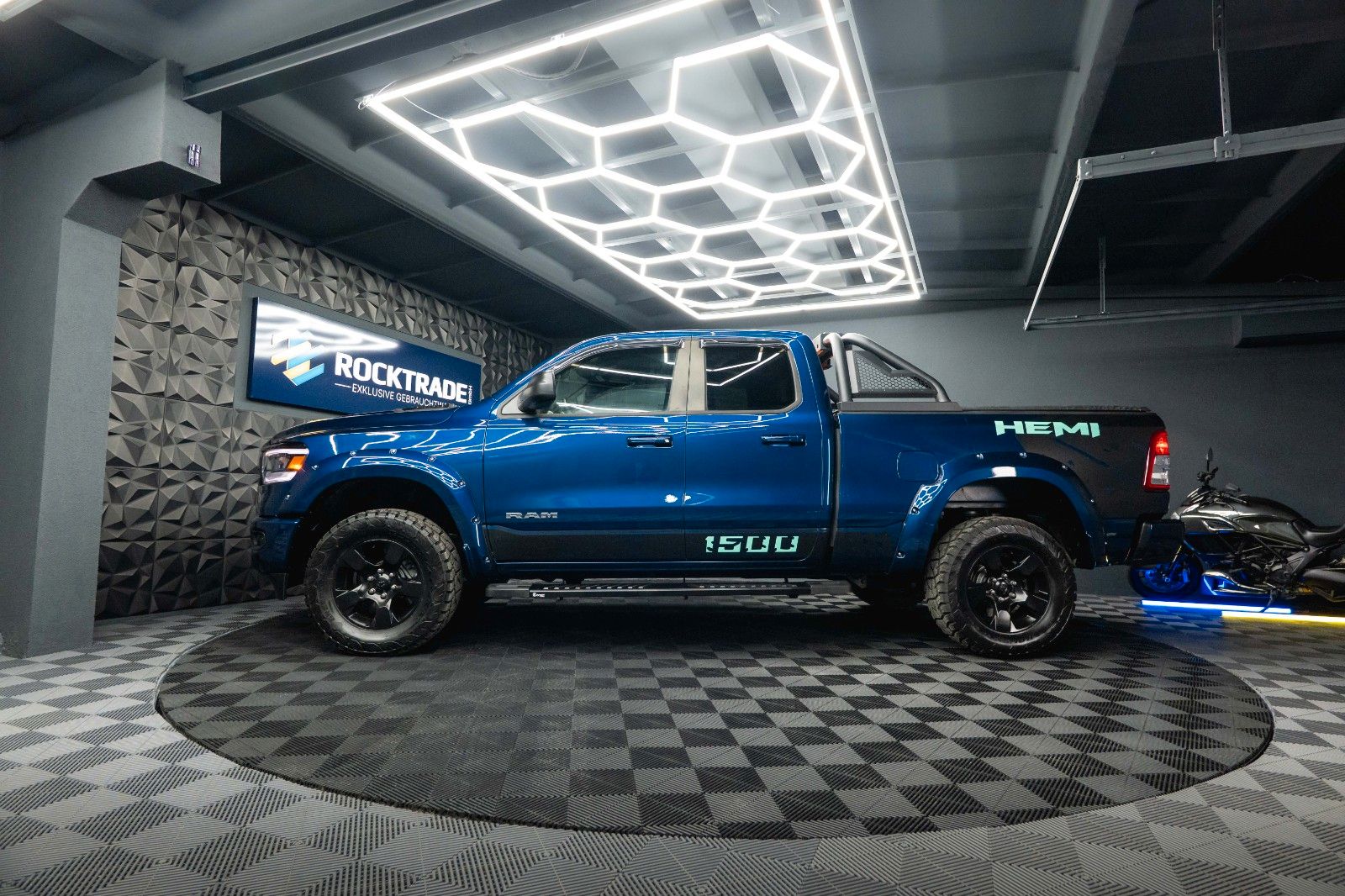 Fahrzeugabbildung Dodge RAM 5.7 V8 HEMI 4x4 OFFROAD NightEdition LONGBED