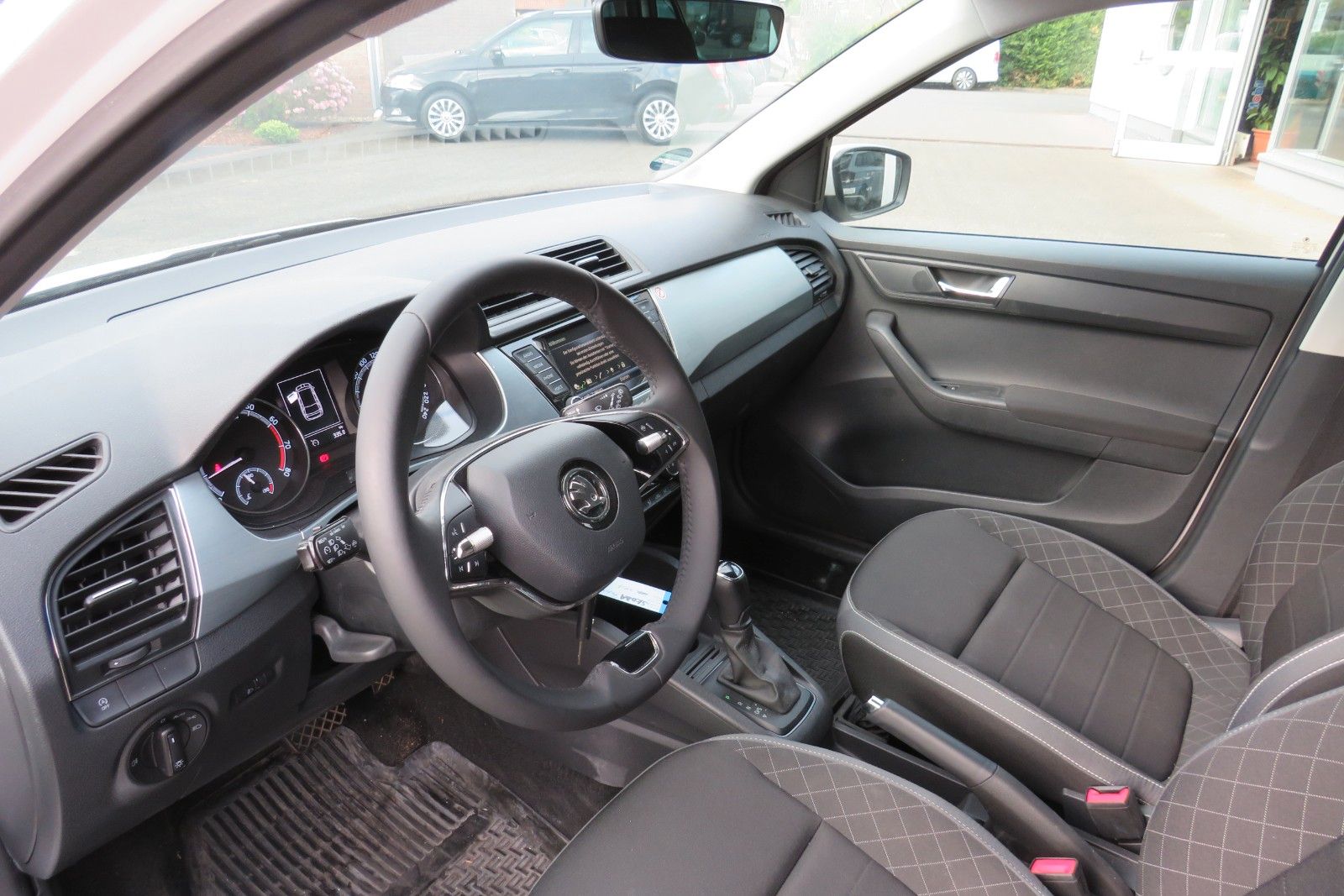 Fahrzeugabbildung SKODA Fabia Ambition DSG PDC NAVI SITZH APP 8-FACH 1.H