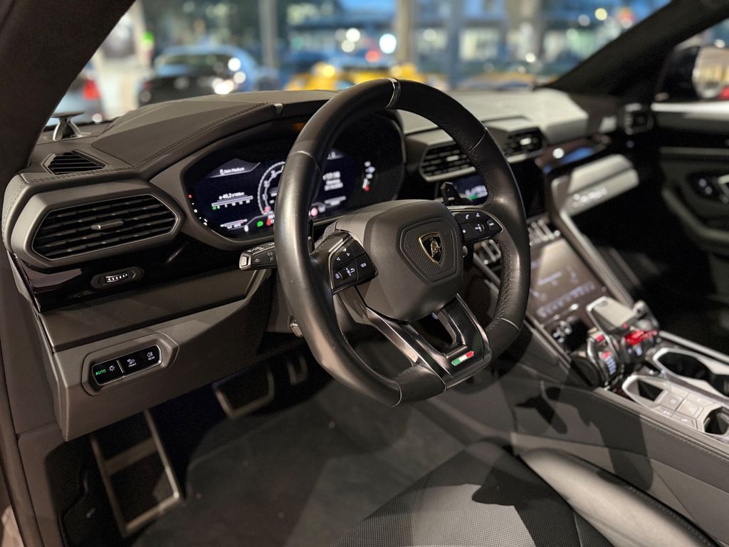 LAMBORGHINI Urus 2023