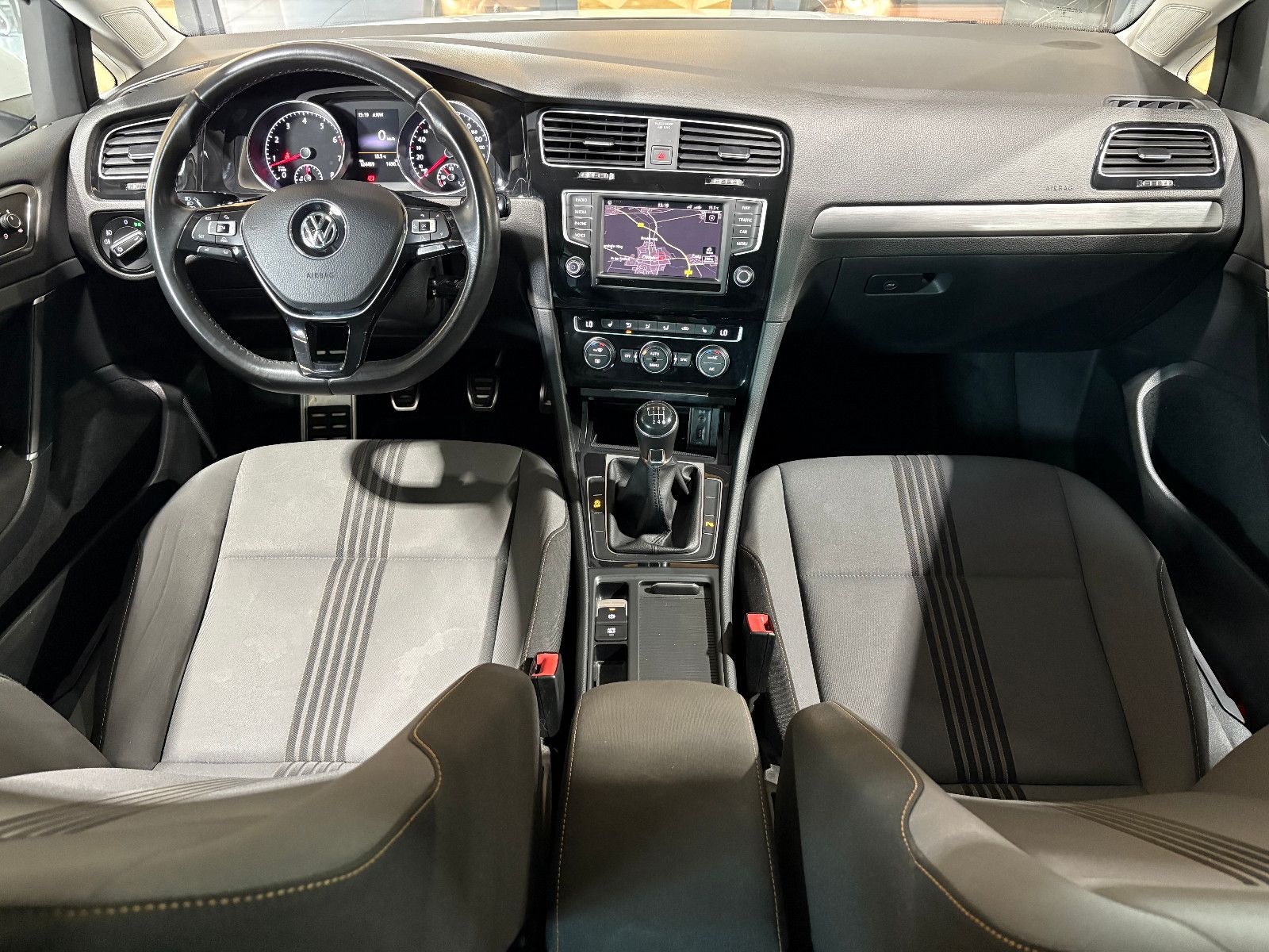 Fahrzeugabbildung Volkswagen Golf VII Lim. Allstar BMT/NAVI/PDC/SHZ/KLIMA/