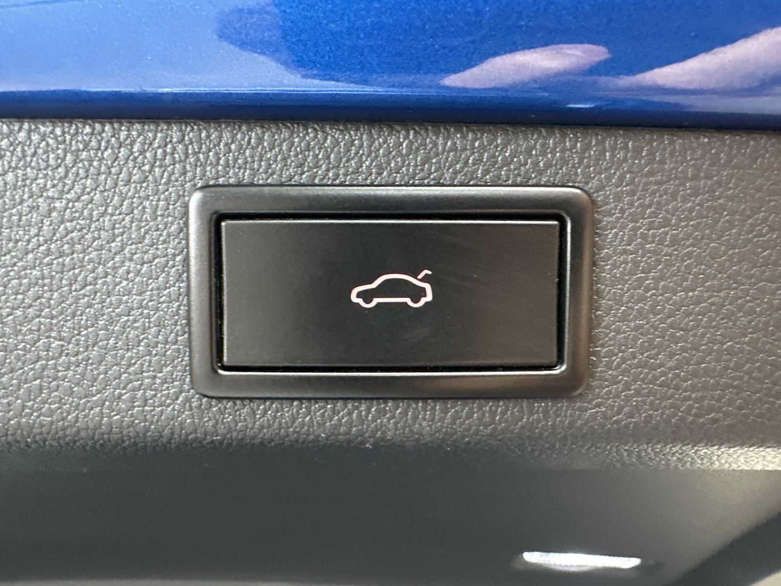 Fahrzeugabbildung SKODA Superb Combi 2.0 TDI DSG L&K NAV+LED+AHK+PANO+SH