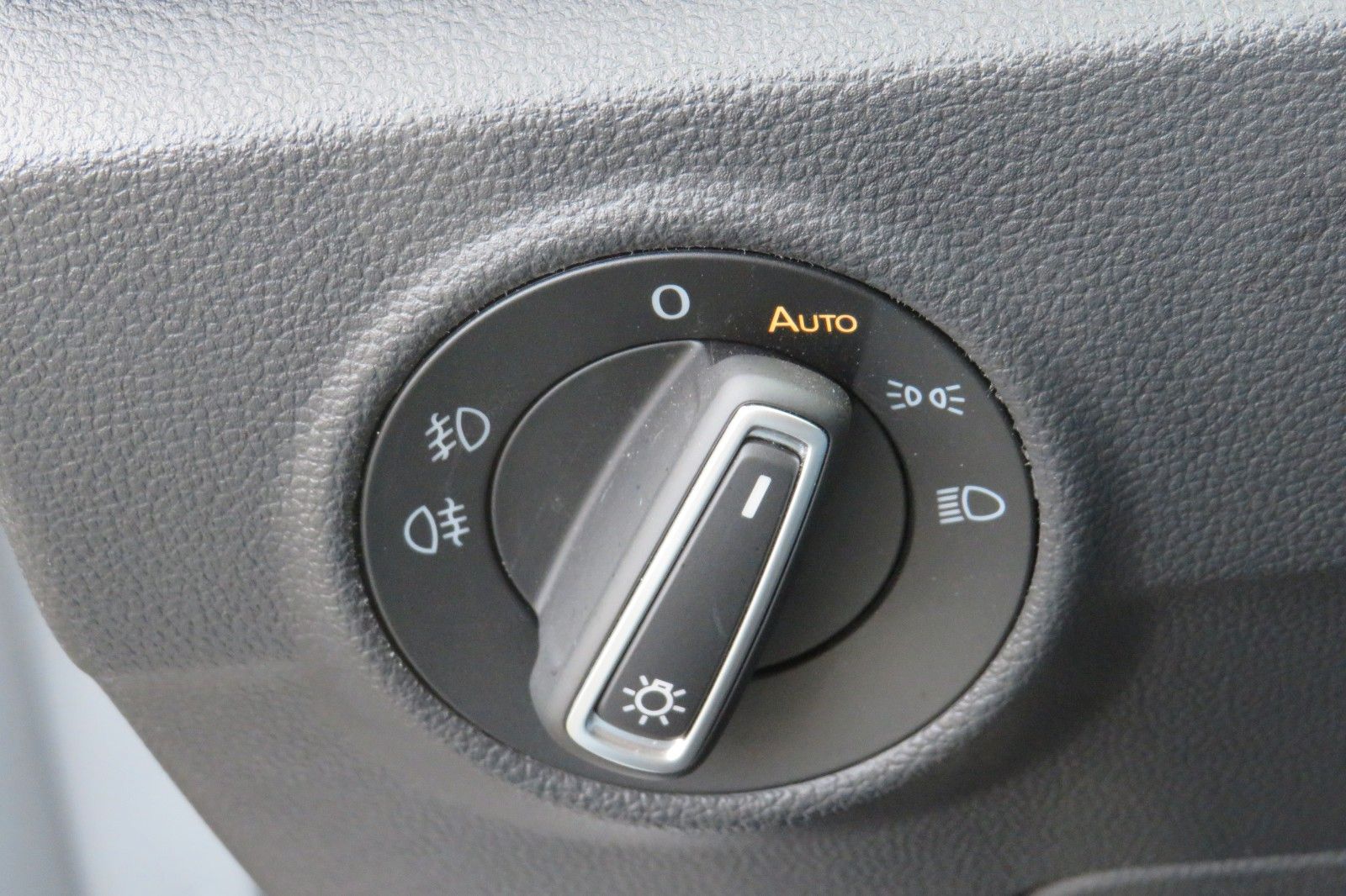 Fahrzeugabbildung Volkswagen T-Roc Sport R-LINE PANO 18`LED NAVI BEATS 1.HD