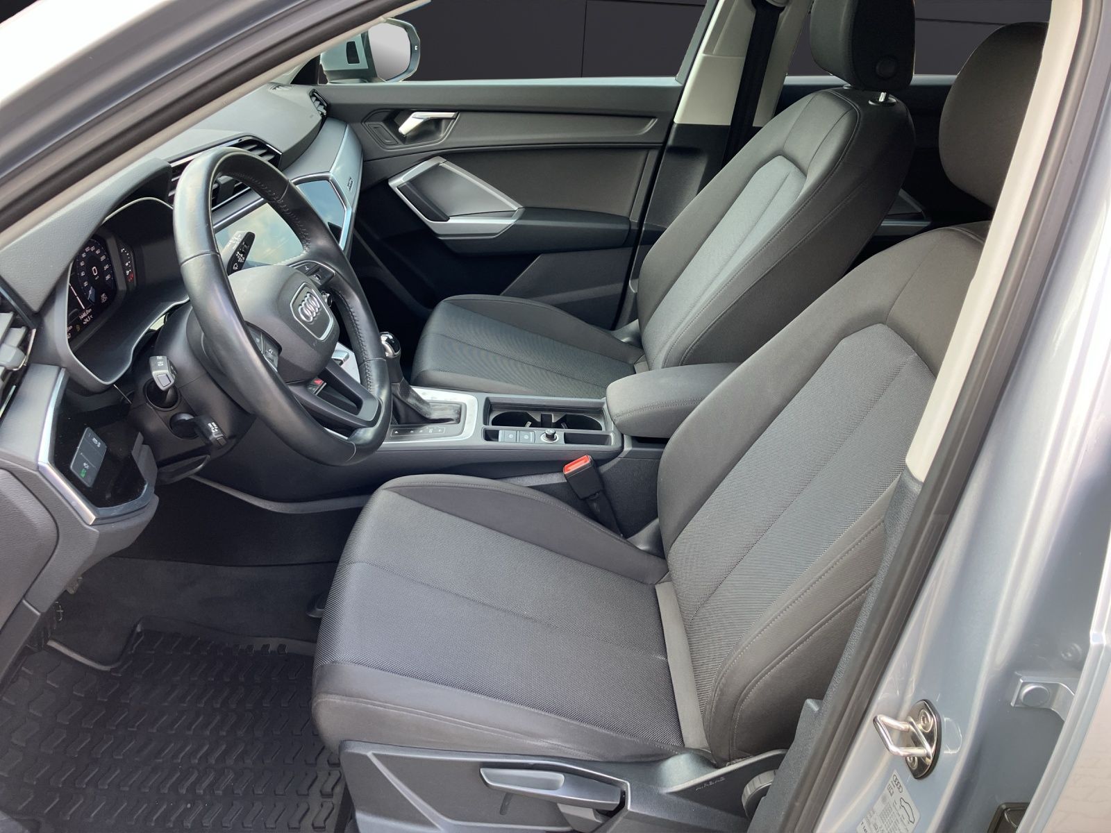 Fahrzeugabbildung Audi Q3 40 TFSI quattro S-tronic LED 18" AVC SHZ