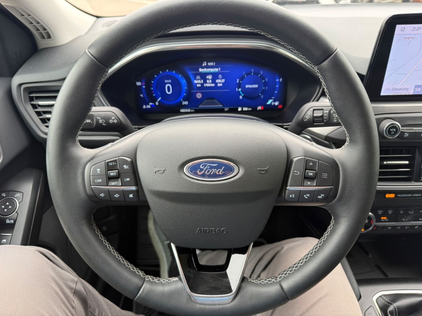 Fahrzeugabbildung Ford Focus Titanium X Turnier HUD Navi Digitales Cock