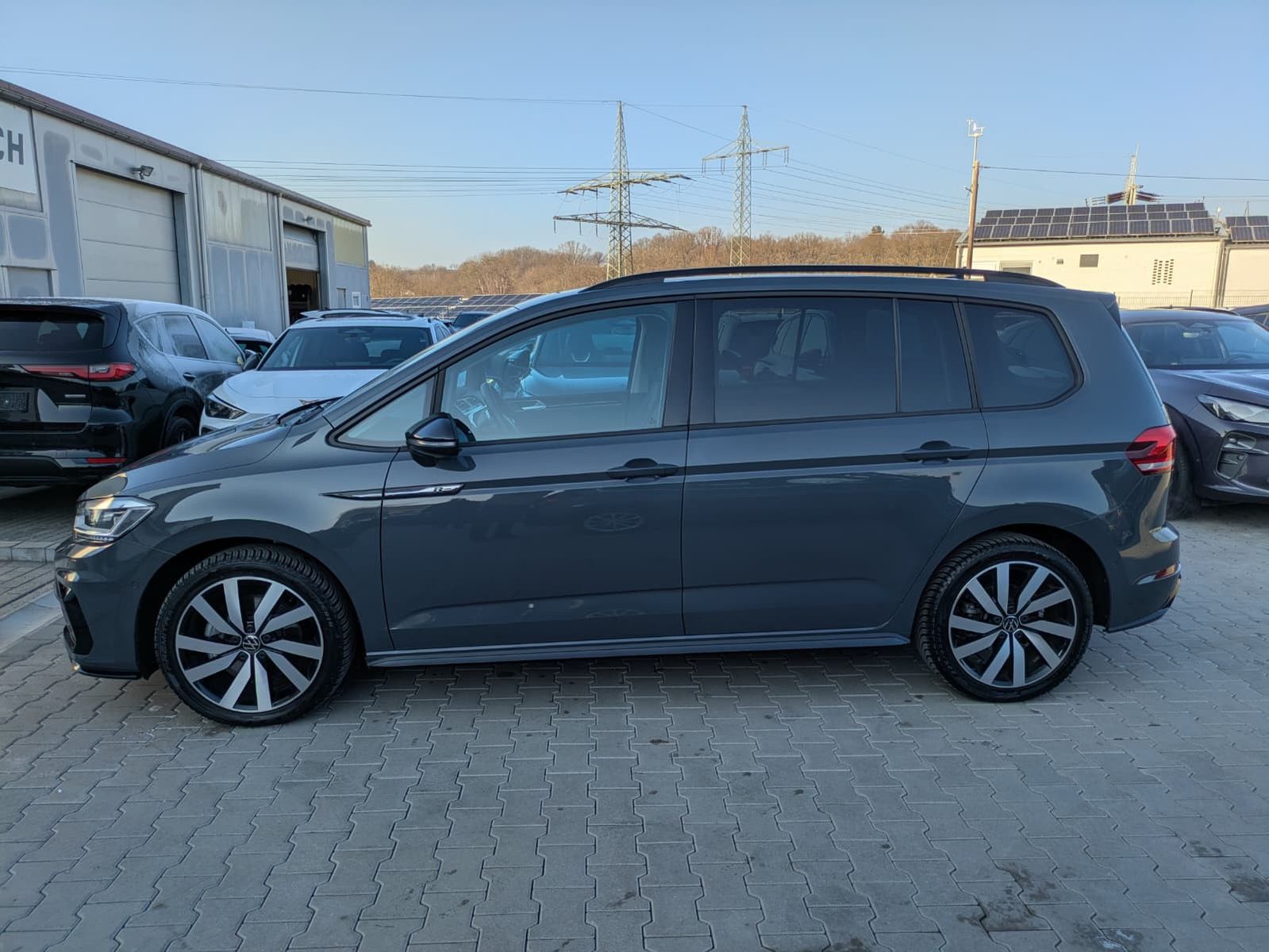 Fahrzeugabbildung Volkswagen Touran 2.0 DSG R-Line High BLACK Pano 7Si IQ AHK
