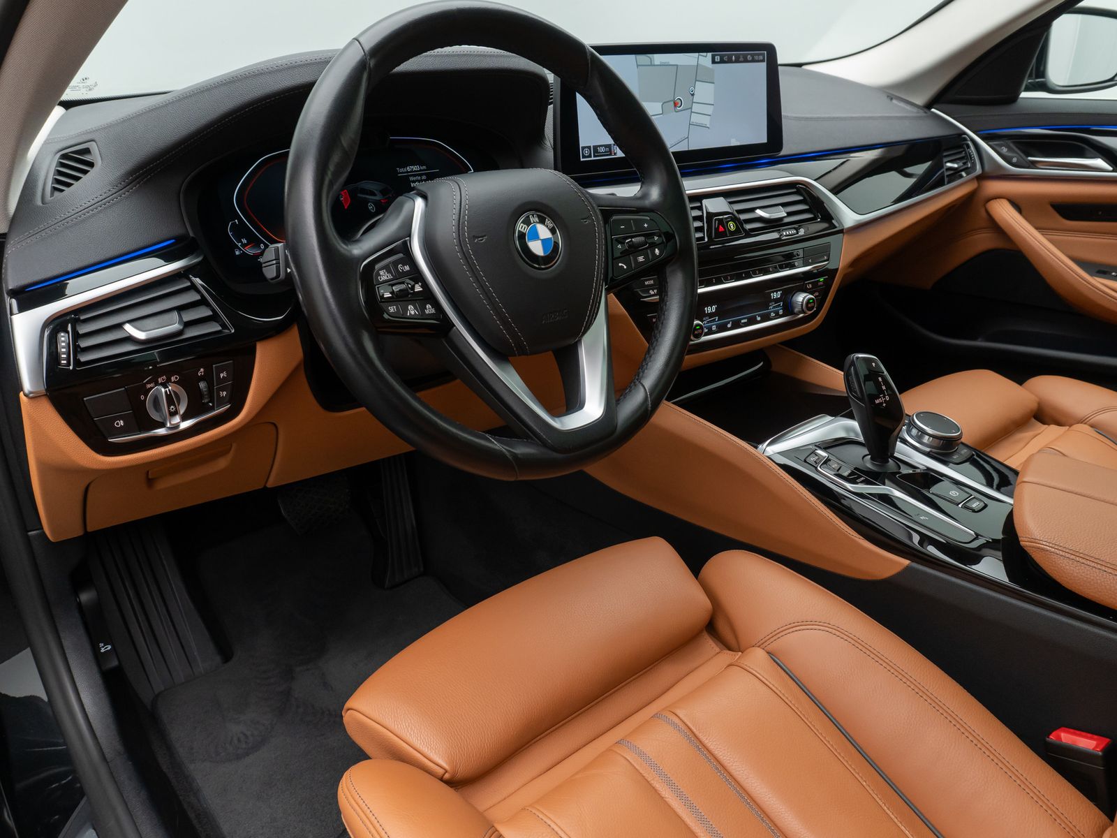 Fahrzeugabbildung BMW 530i xD Luxury Line DAB Kamera HUD HiFi Panorama