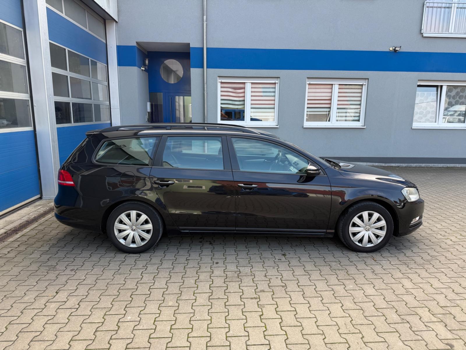 Volkswagen Passat 2013 — rear view