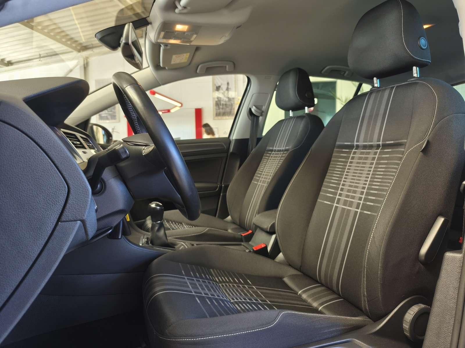 Fahrzeugabbildung Volkswagen Golf Lounge 1.4 /Bi-Xenon/Navi/Tempo/Ahk 110 ...