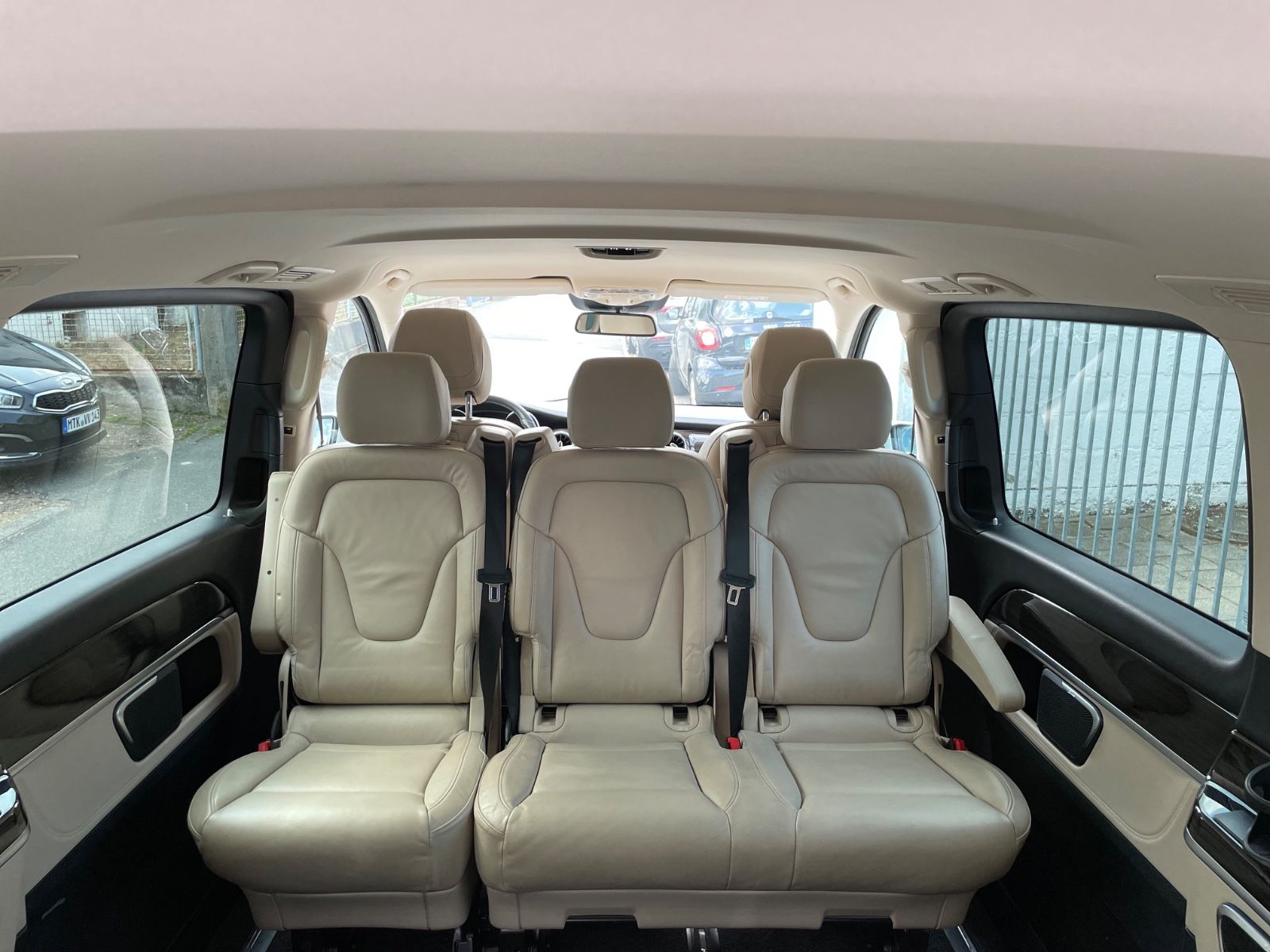Fahrzeugabbildung Mercedes-Benz V 300 d Lang Avantgarde AMG-Line |Burmester|360°