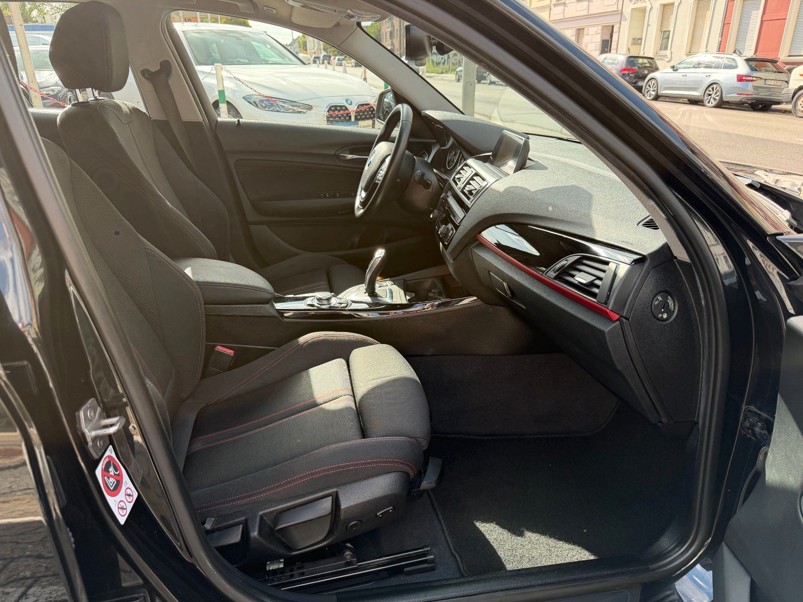 Fahrzeugabbildung BMW 118 d Sport Line AUTOMATIK NAVI BMW SCHECKHEFT