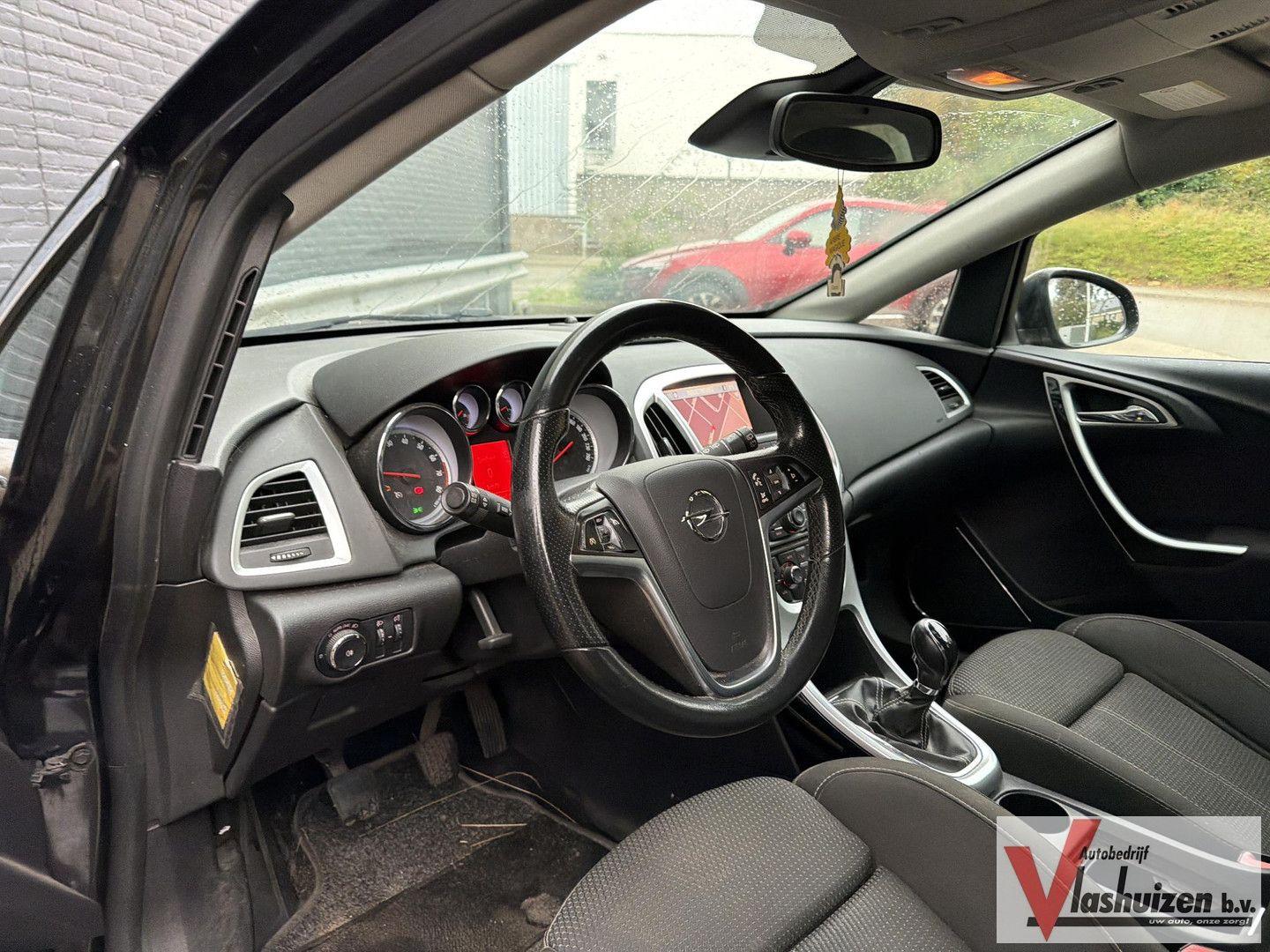 Opel Astra 2012 — салон