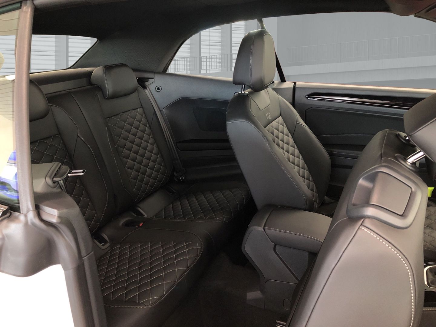 Fahrzeugabbildung Volkswagen T-Roc Cabriolet R-Line 1.5 TSI DSG Sportpaket AH