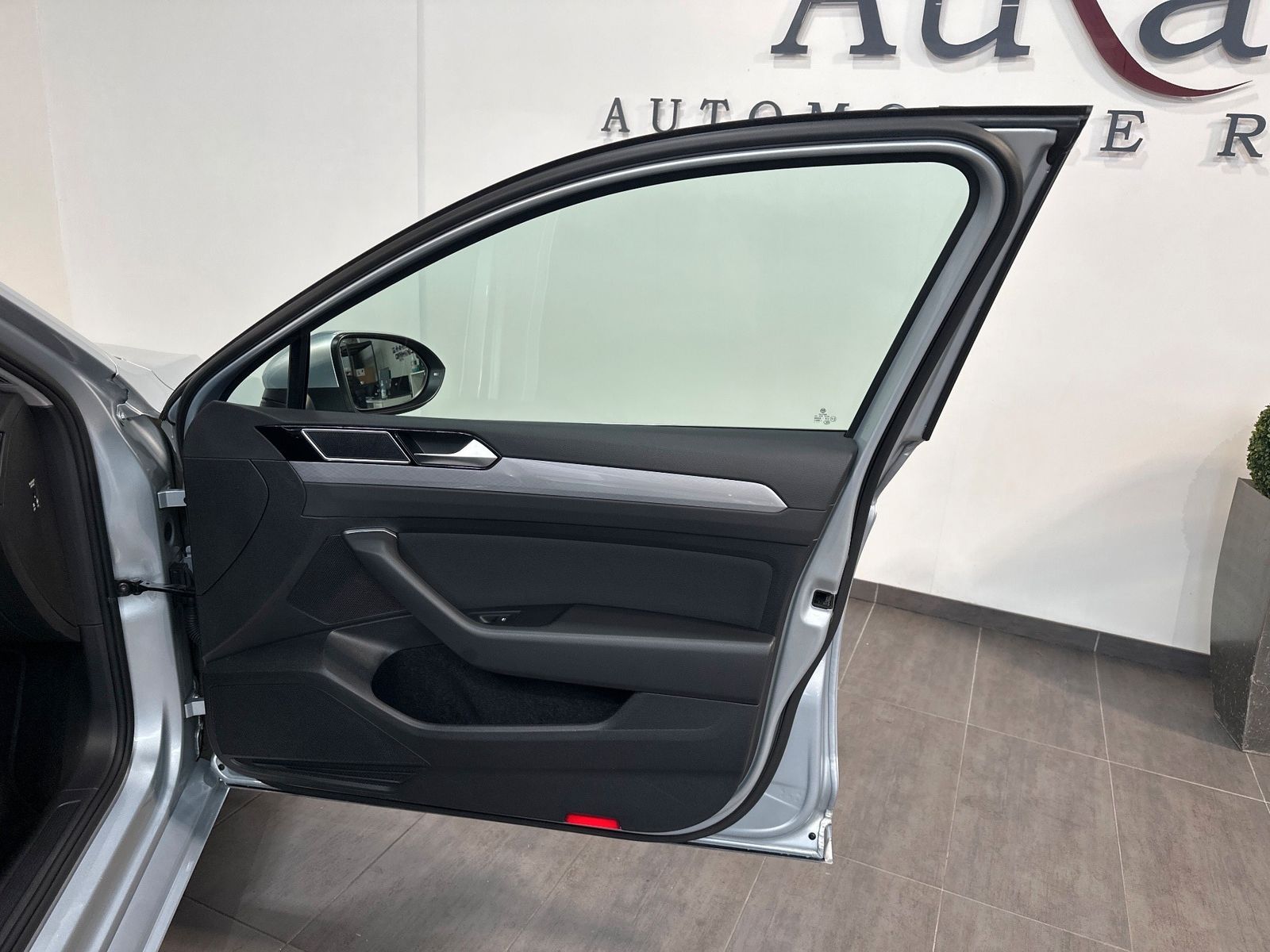 Fahrzeugabbildung Volkswagen Passat Variant 2.0 TDI DSG Business NAV+LED+AHK