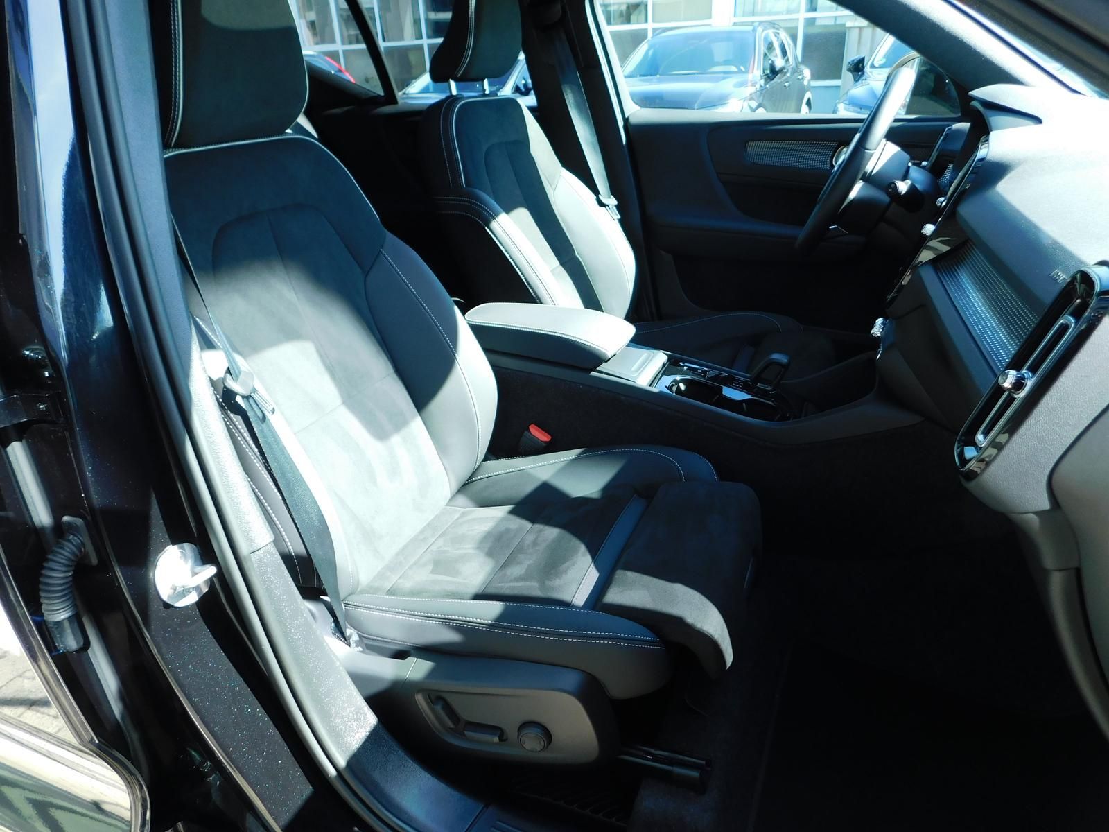 Fahrzeugabbildung Volvo XC40 B3 Plus Dark