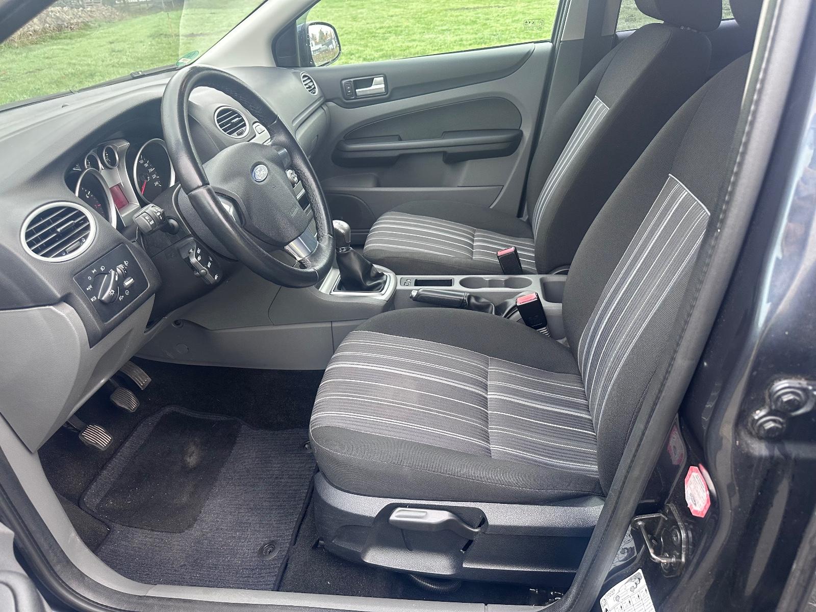 Ford Focus 2010 — photo 10