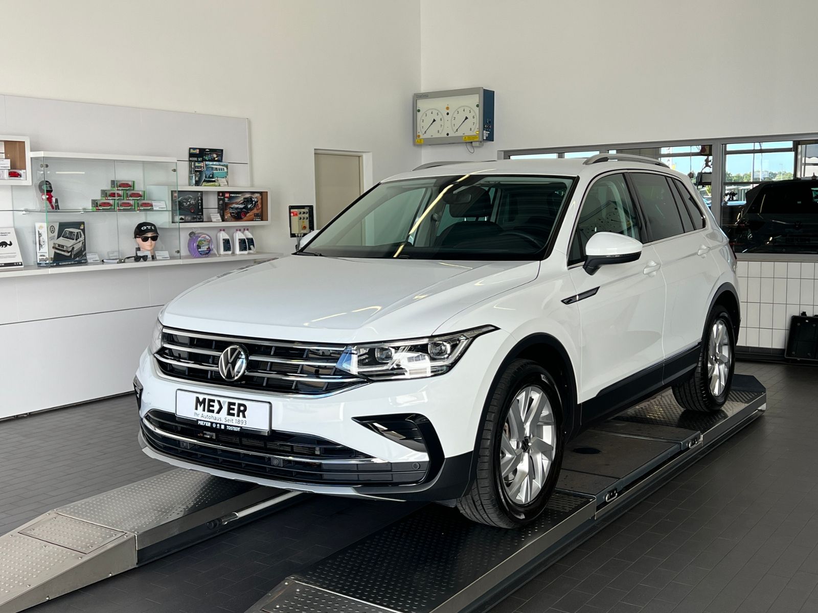 Fahrzeugabbildung Volkswagen Tiguan Elegance 2.0 TSI DSG 4MOTION *AHK, Matrix