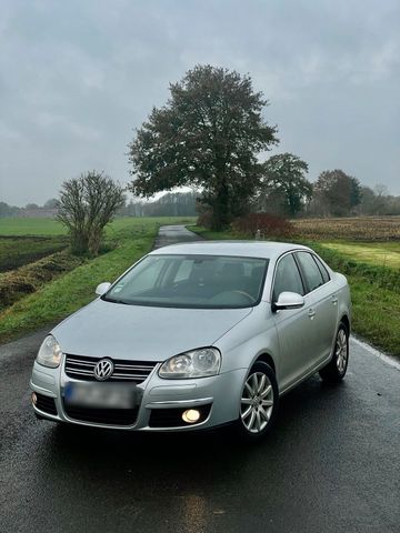 Volkswagen Jetta-1,6-Edition-PDC-AHK-Holzo...