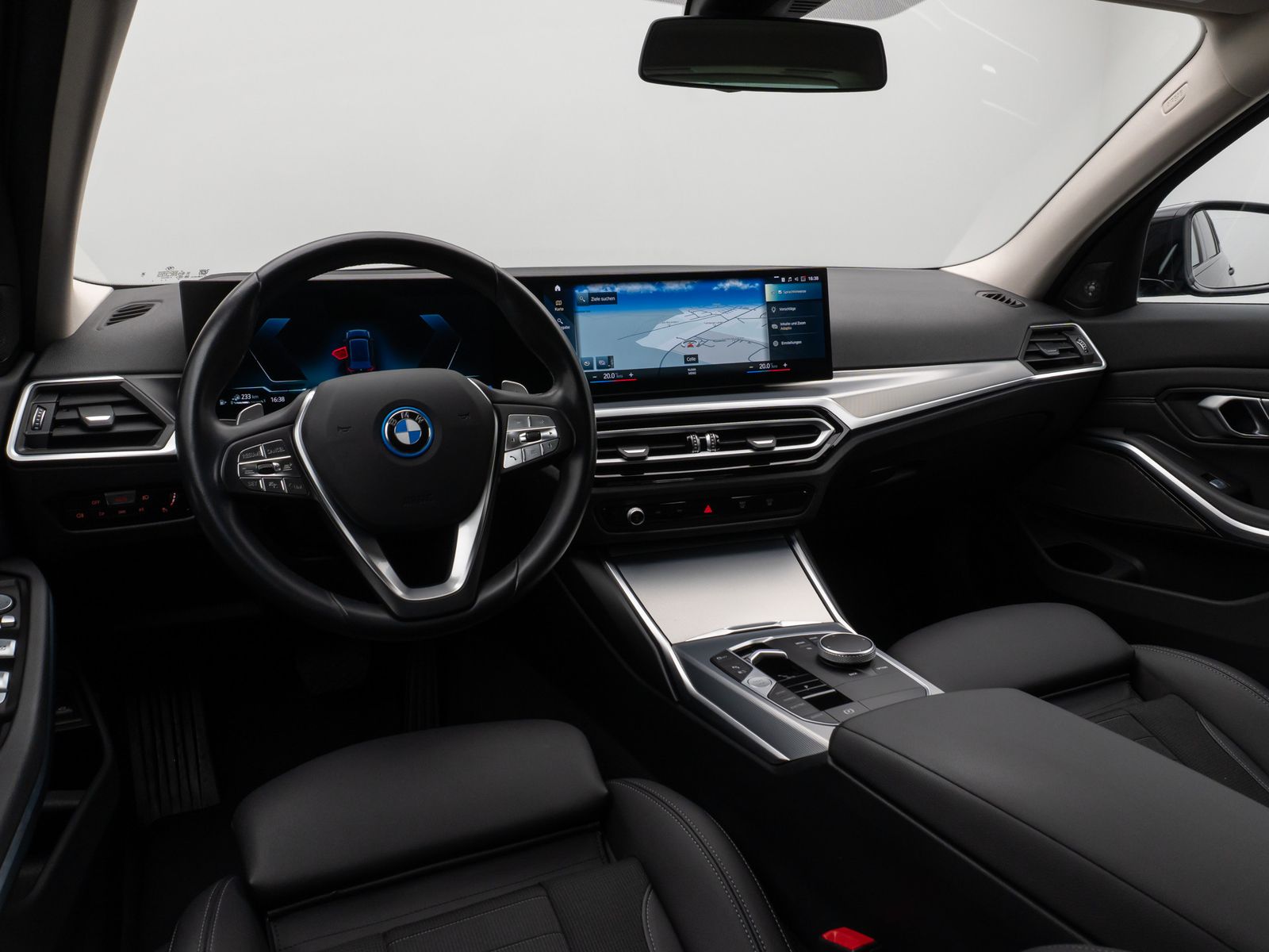 Fahrzeugabbildung BMW 320e Kamera HUD DAB H/K AHK Stop&Go Sport LED