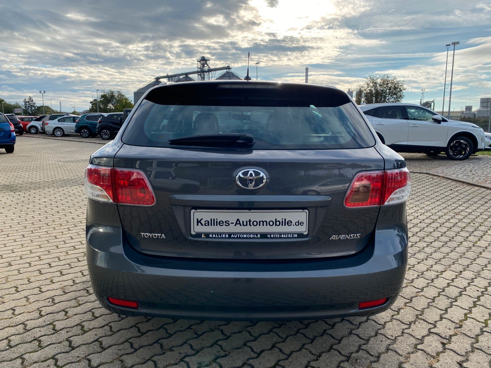 Fahrzeugabbildung Toyota Avensis 1.6 ALUF.+KLIMA+SHZ+ERSTBESITZ+TÜV-NEU