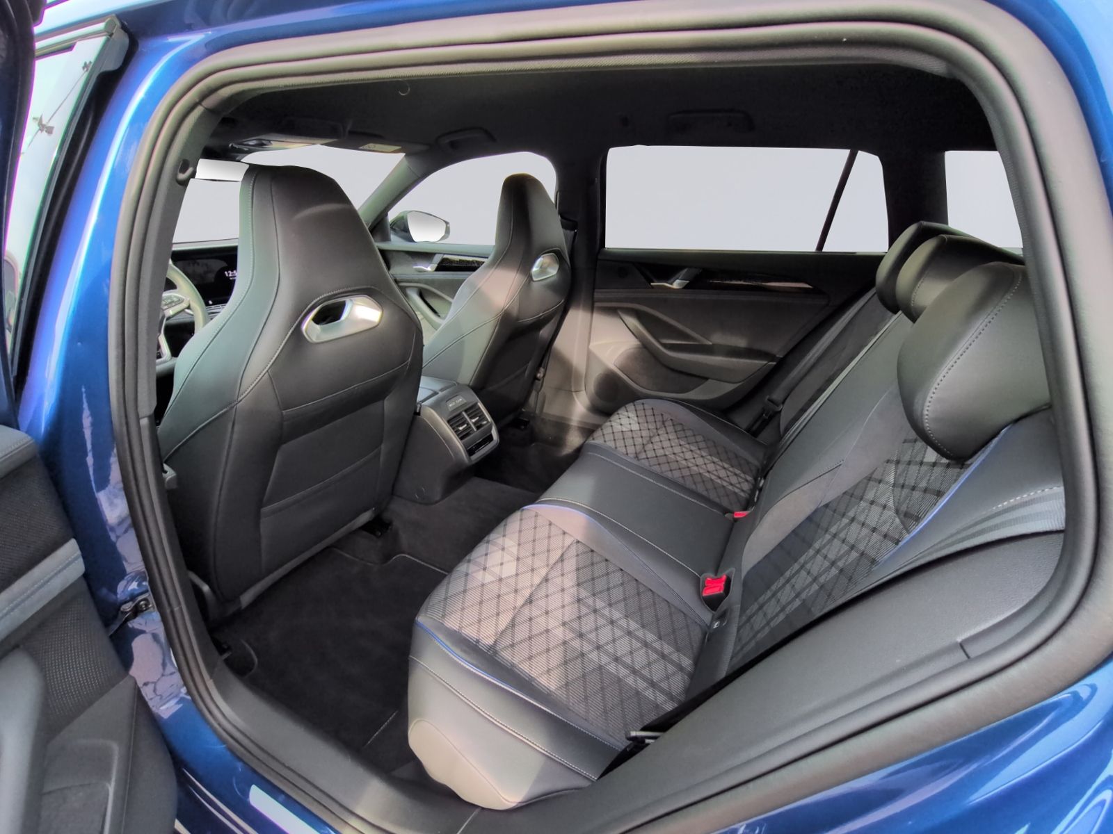 Passat Variant 1.5 TSI eHybrid R-Line AHK+MATRIX