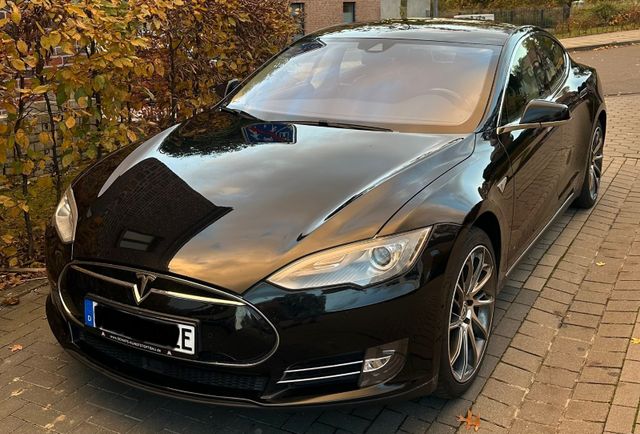 Tesla Model S 85 - Free Supercharging 