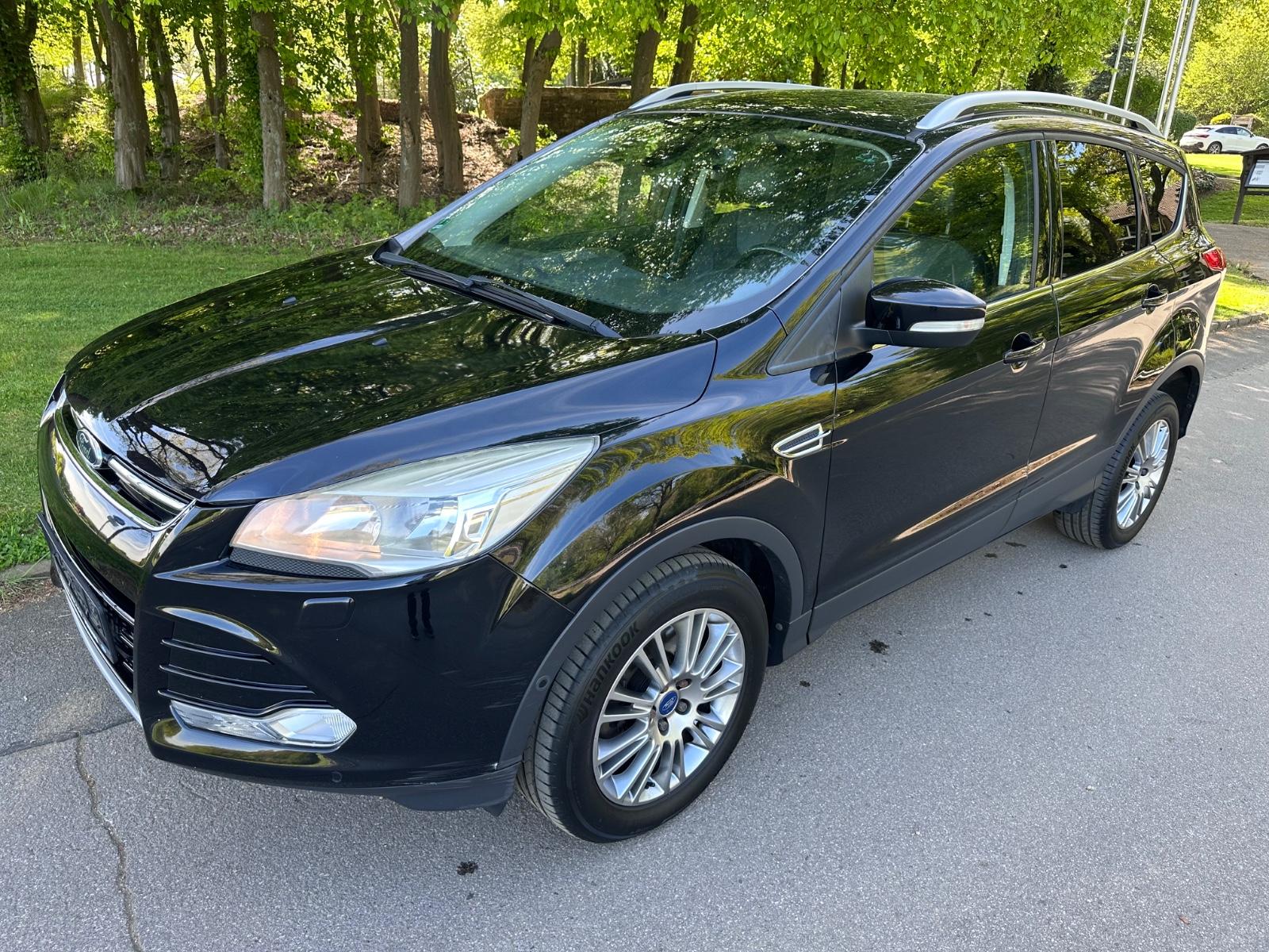 Ford Kuga Titanium AHK*KLIMA*LEDER*PANOD.SCHECH.GEPFL