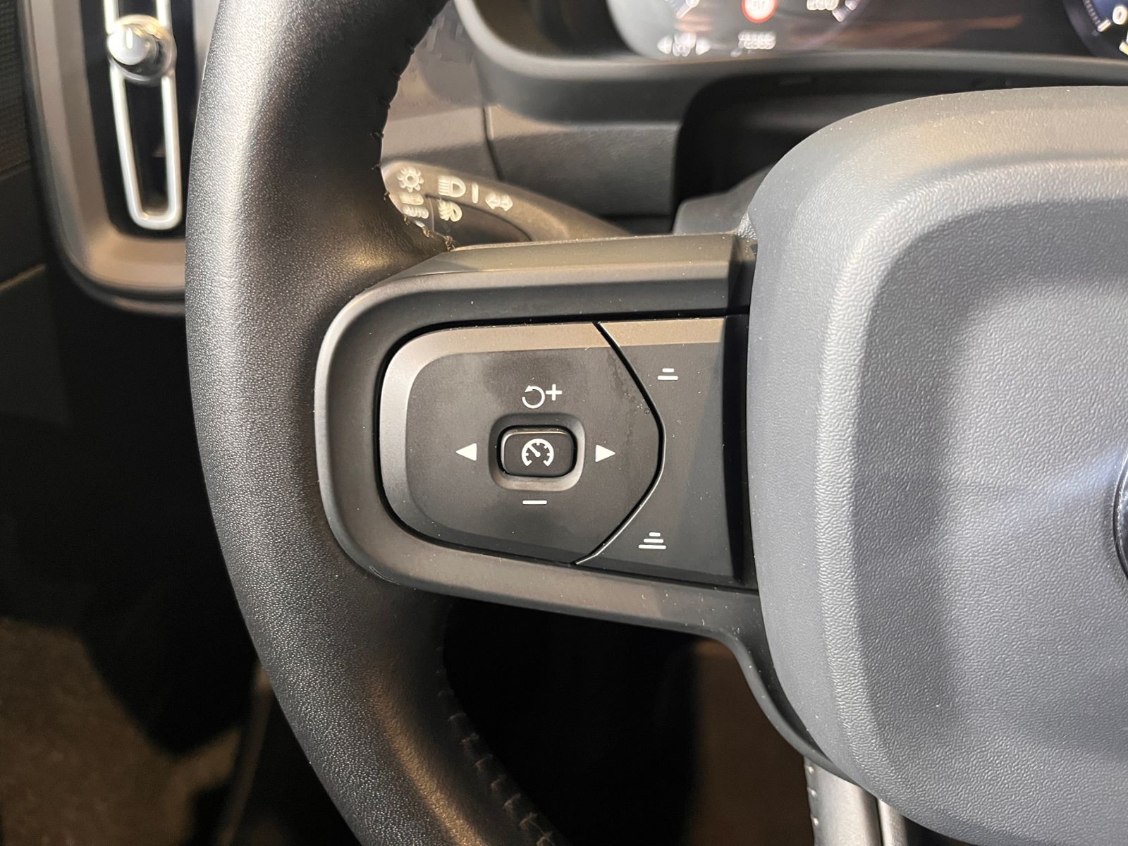 Fahrzeugabbildung Volvo XC40 AWD AHK LED NAVI ALU