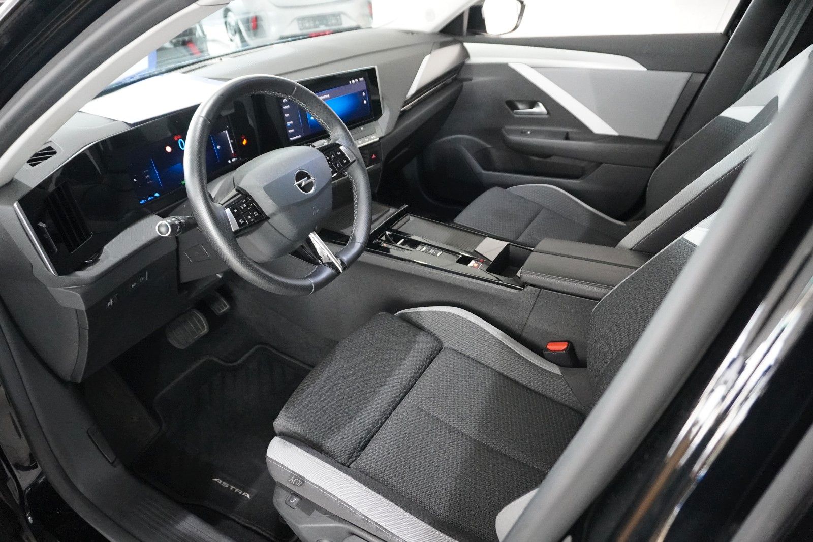 Fahrzeugabbildung Opel Astra L Lim. 1.6 HYBRID EDITION NAVI/KAMERA/AHK