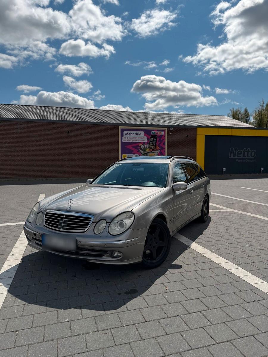 Mercedes-Benz E320 2006 — вигляд ззаду