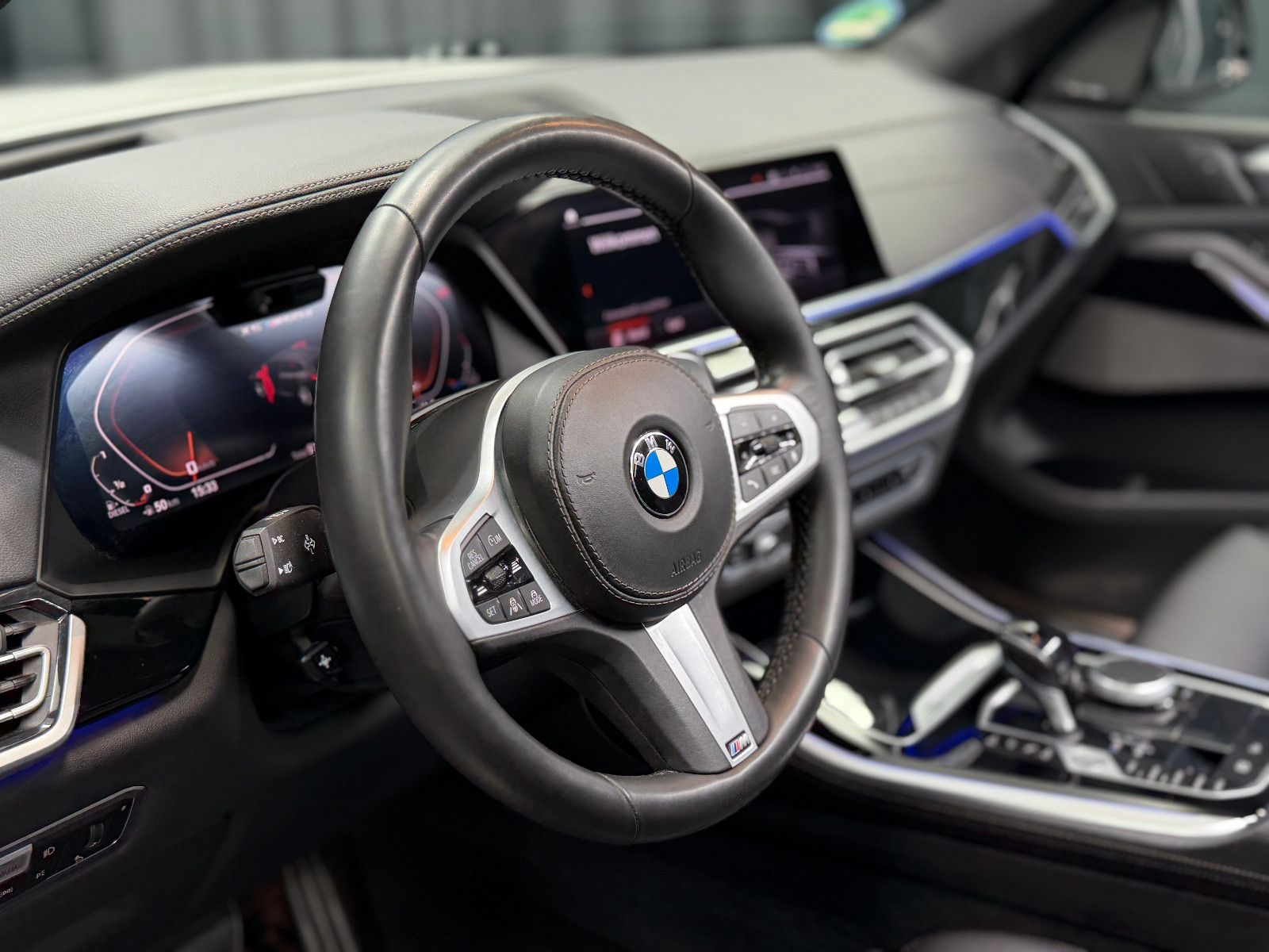 Fahrzeugabbildung BMW X5 M50d|LASER|H&K|360°|PANO|GESTIK|AHK|HuD