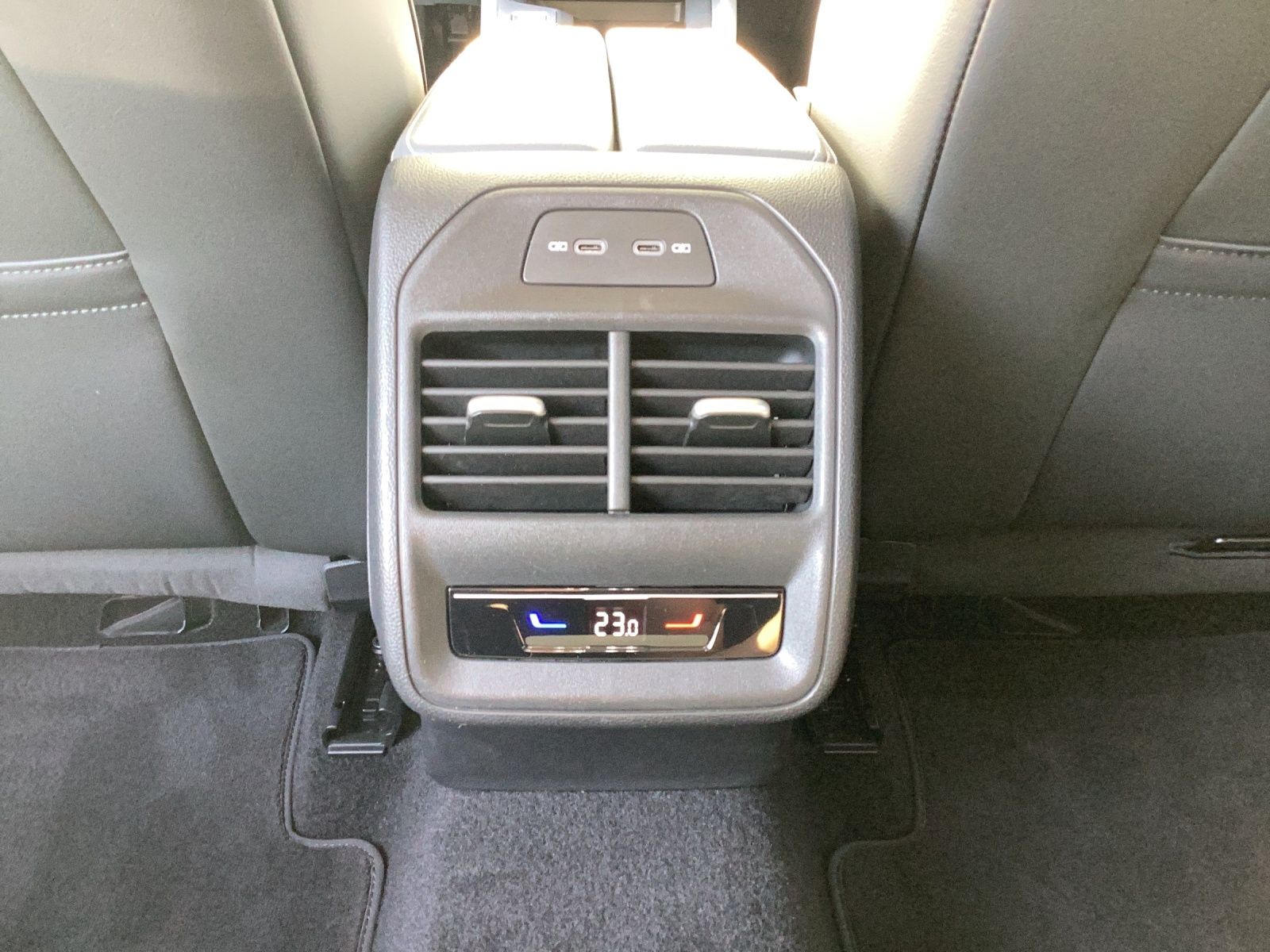 Fahrzeugabbildung Volkswagen Passat TDI Business LED AHK Navi AID ACC RFK SH