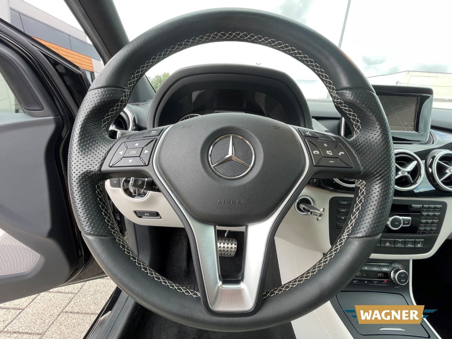 Fahrzeugabbildung Mercedes-Benz B 180 Pano Kamera Navi PDC SHZ Klimaautomatik